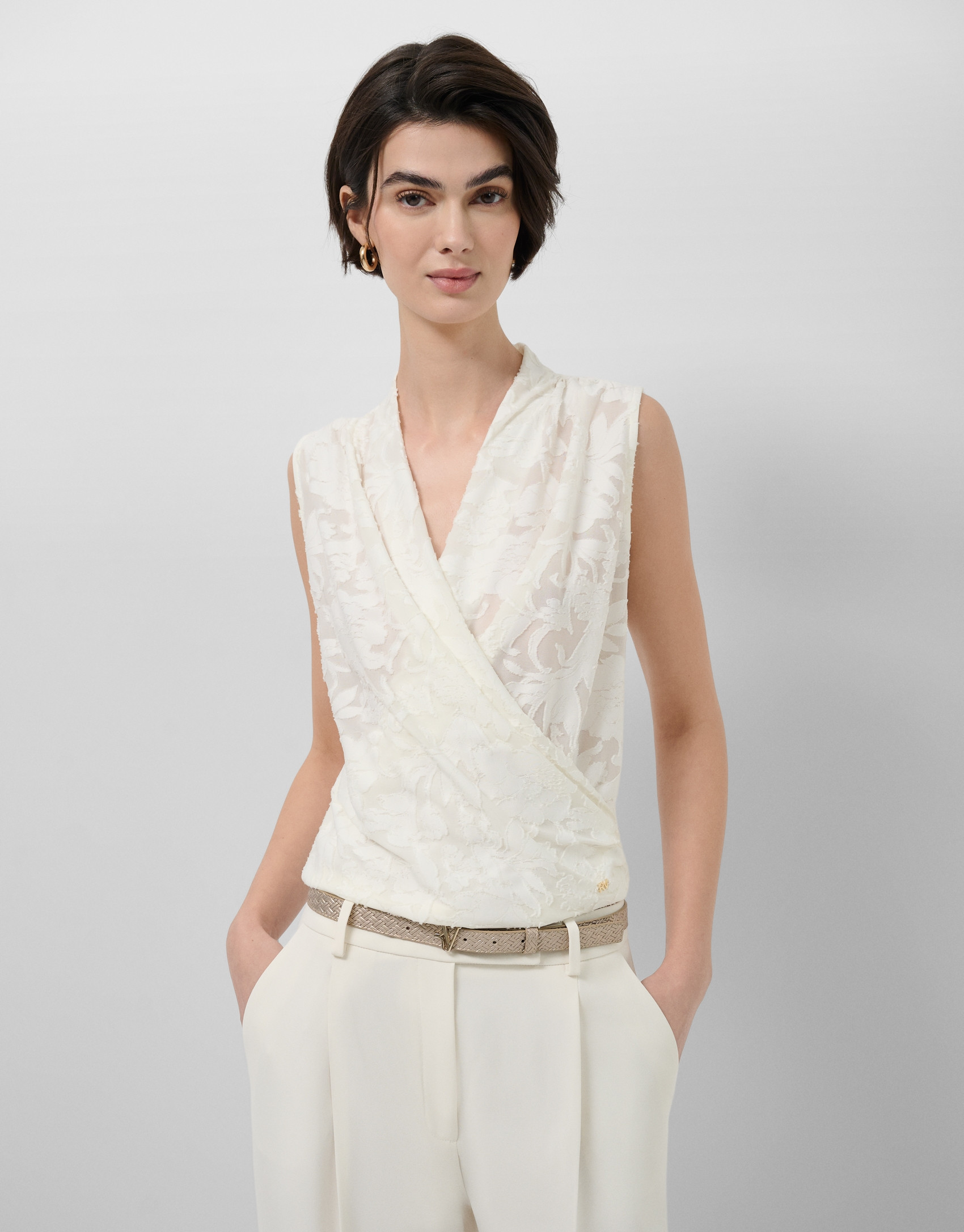 White devoré knit crossover sleeveless T-shirt | Roberto Verino