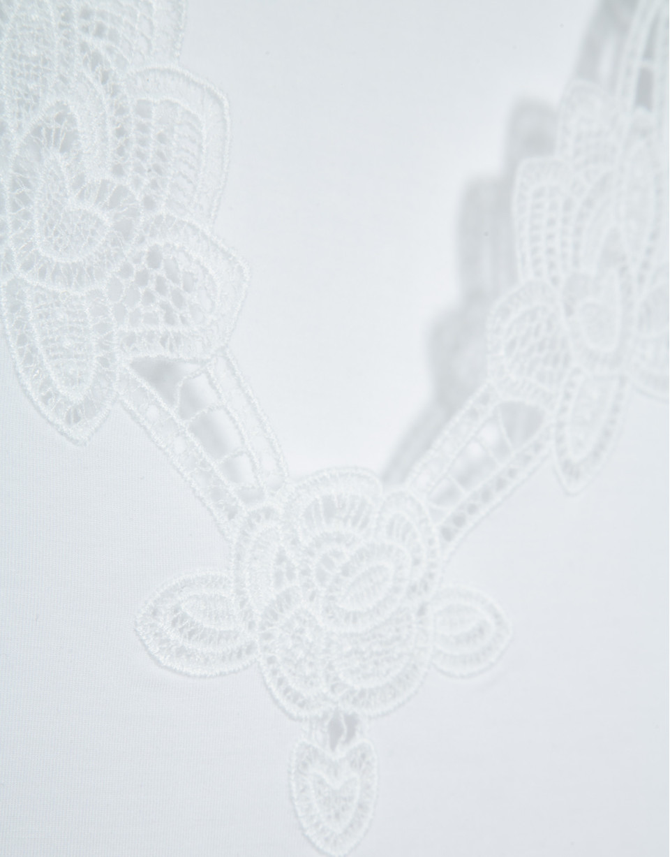 White short-sleeved T-shirt with embroidered ... | Roberto Verino