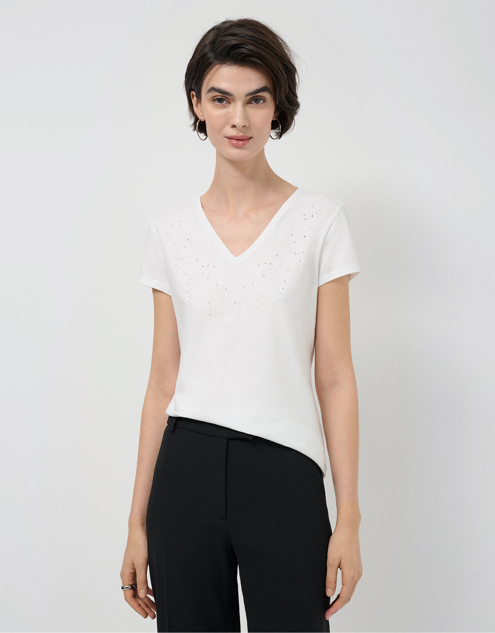 White short-sleeved T-shirt with embroidered ... | Roberto Verino
