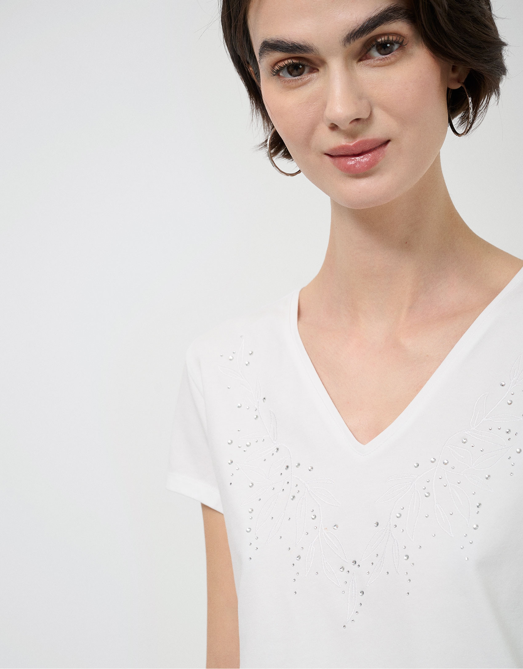 White short-sleeved T-shirt with embroidered ... | Roberto Verino