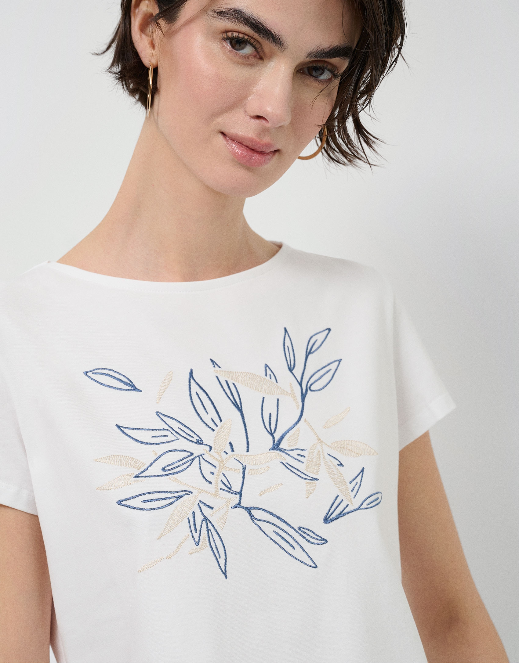 Camiseta manga corta blanca bordado vegetal ... | Roberto Verino