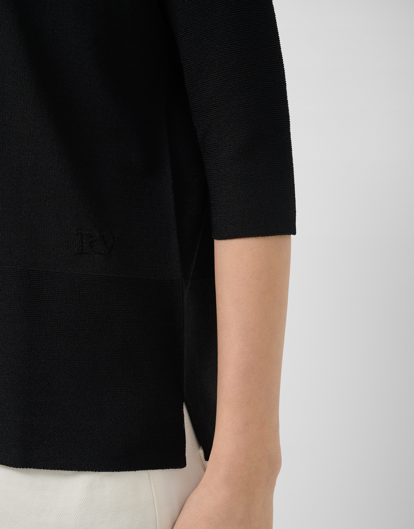 Black seamless three-quarter sleeve jumper | Roberto Verino