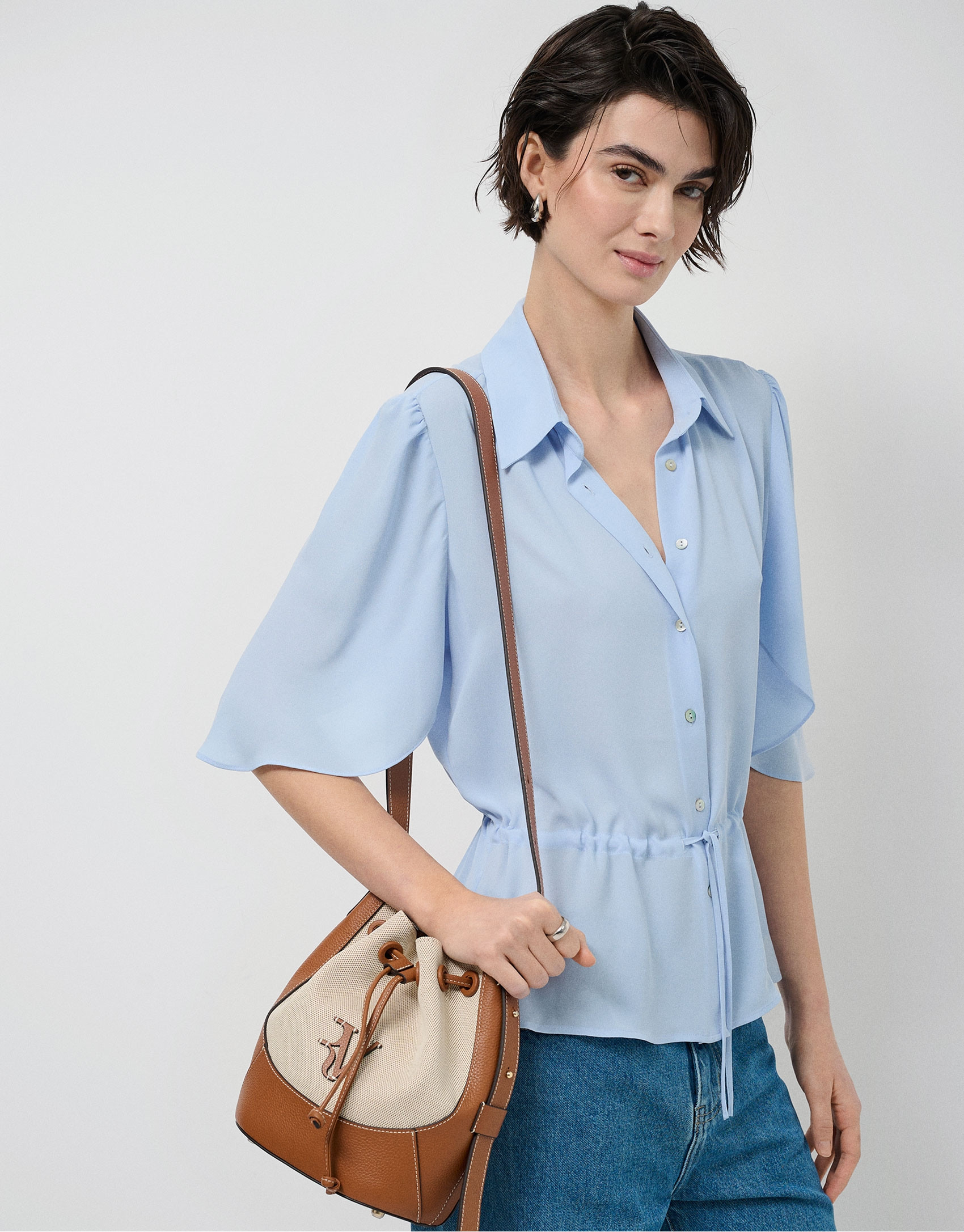 Bolso de hombro Iera Bucket lona y piel cámel | Roberto Verino