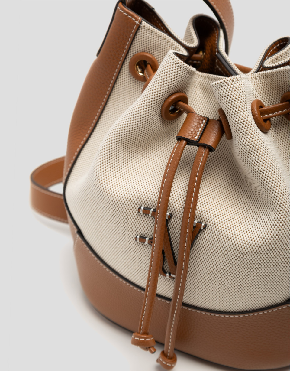 Bolso de hombro Iera Bucket lona y piel cámel | Roberto Verino