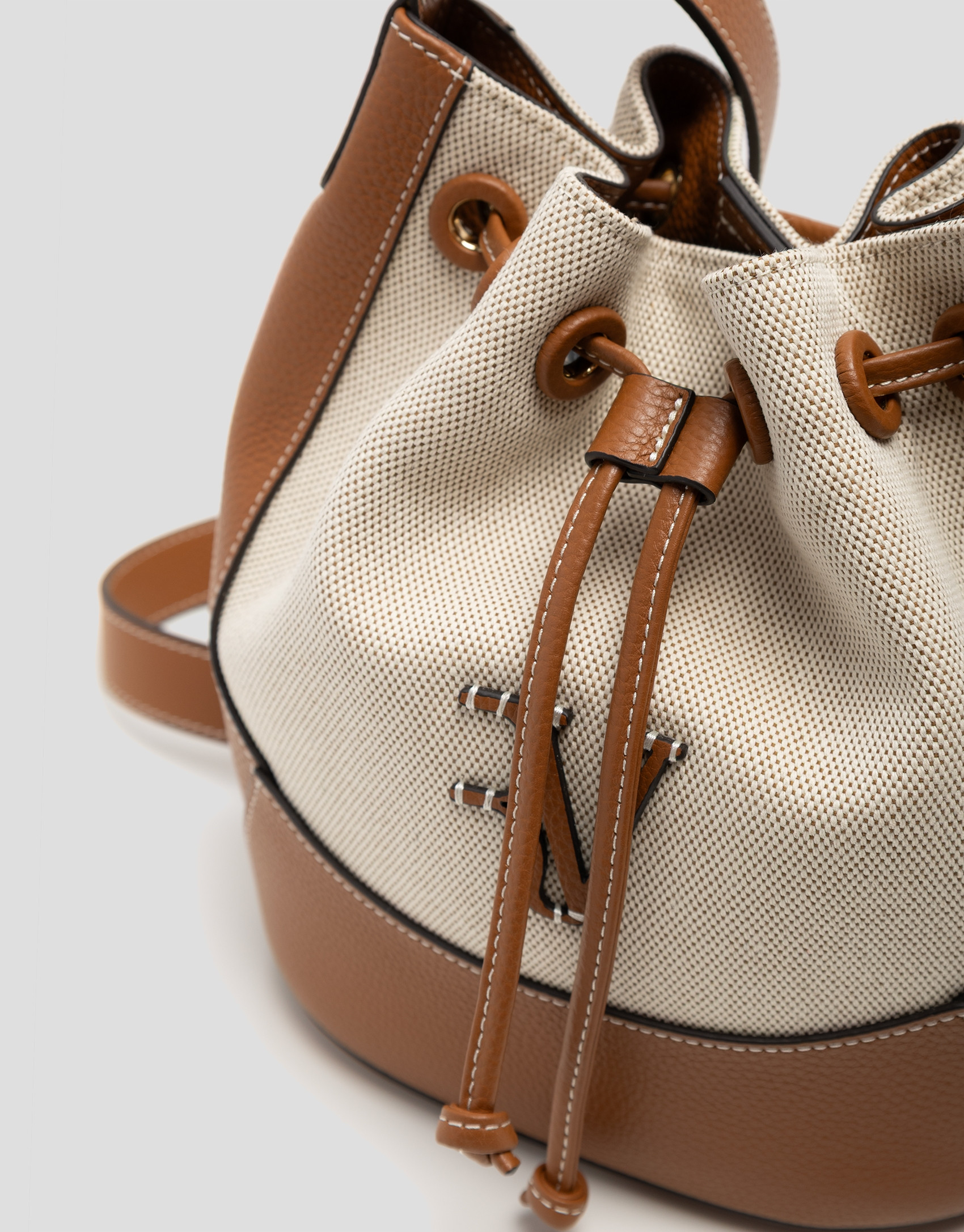 Iera Bucket shoulder bag in canvas and camel ... | Roberto Verino