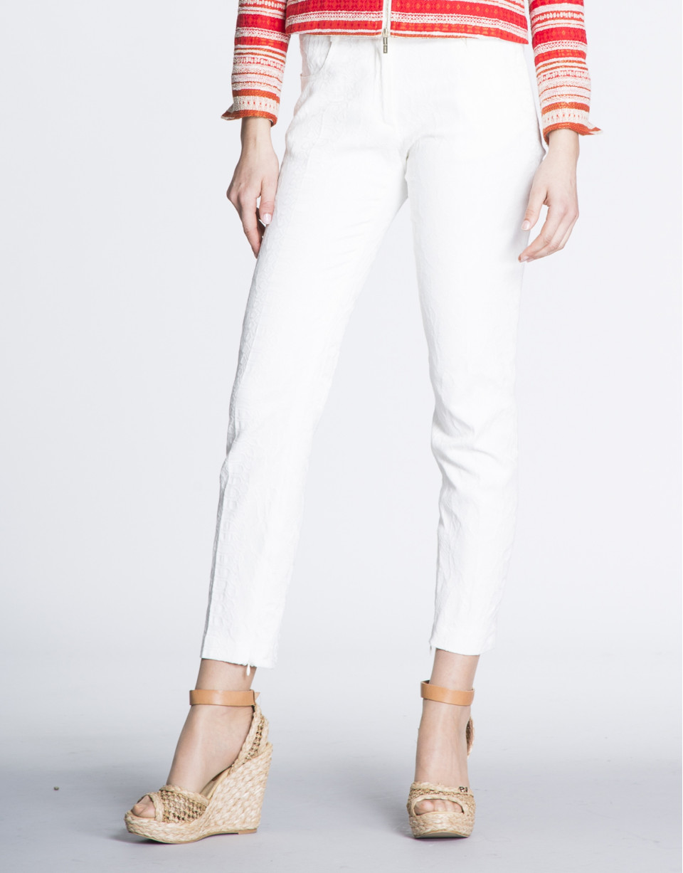 Pantalón recto blanco roto.
