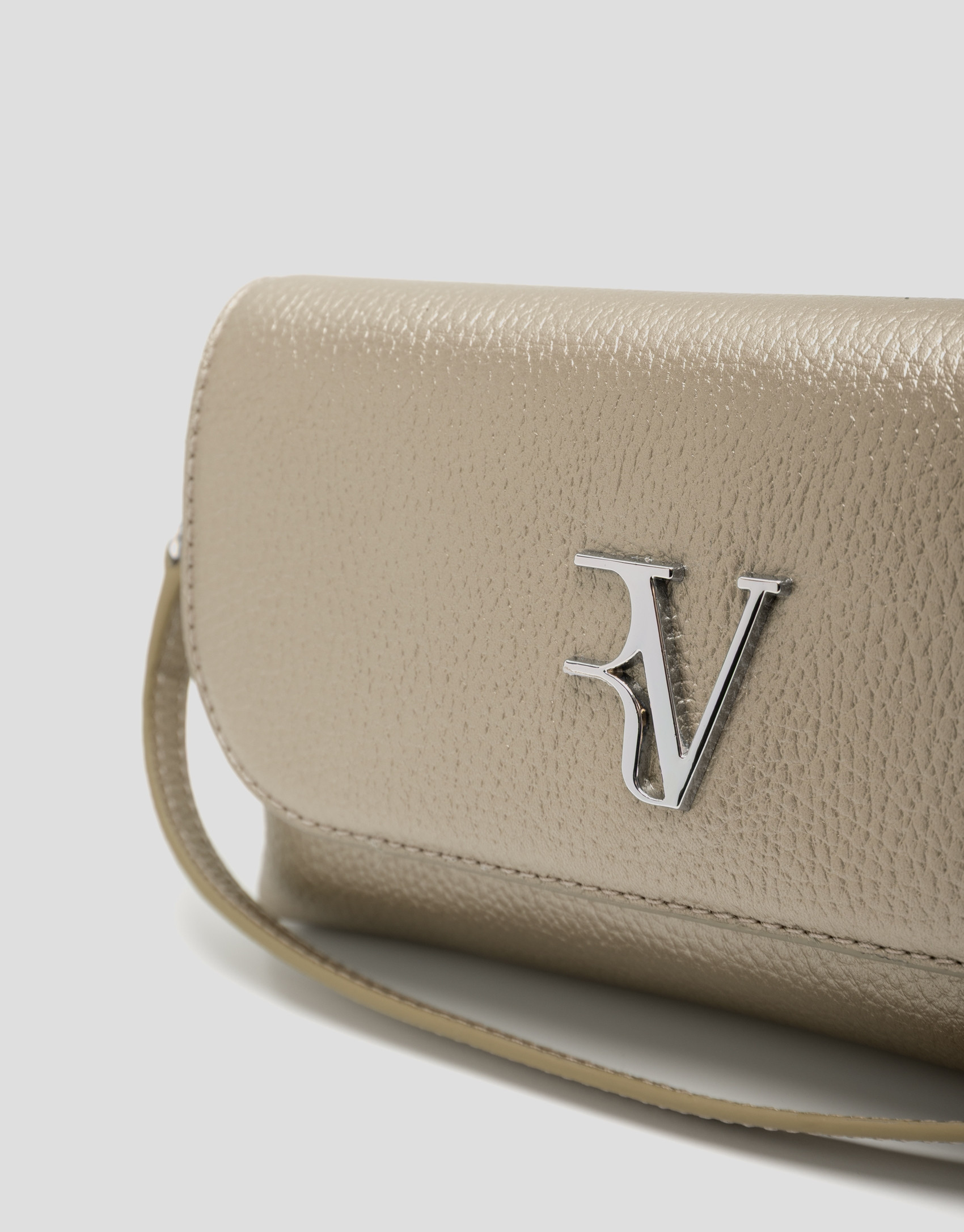 Rita Metal clutch bag in gold - Woman - SS2026 | Roberto Verino