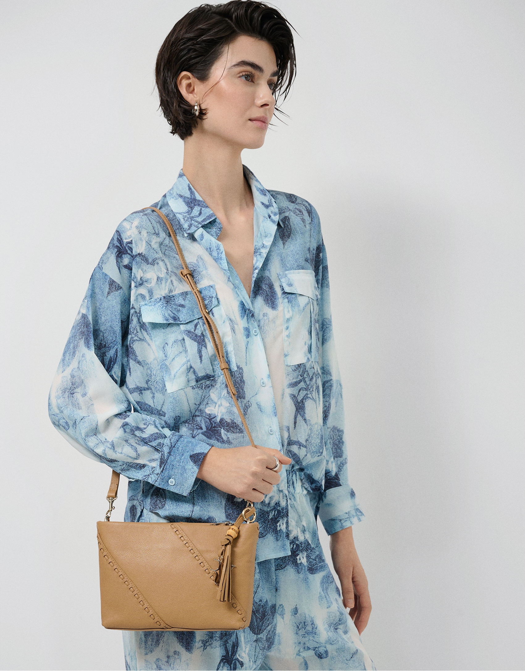 Clara Messenger camel leather shoulder bag | Roberto Verino