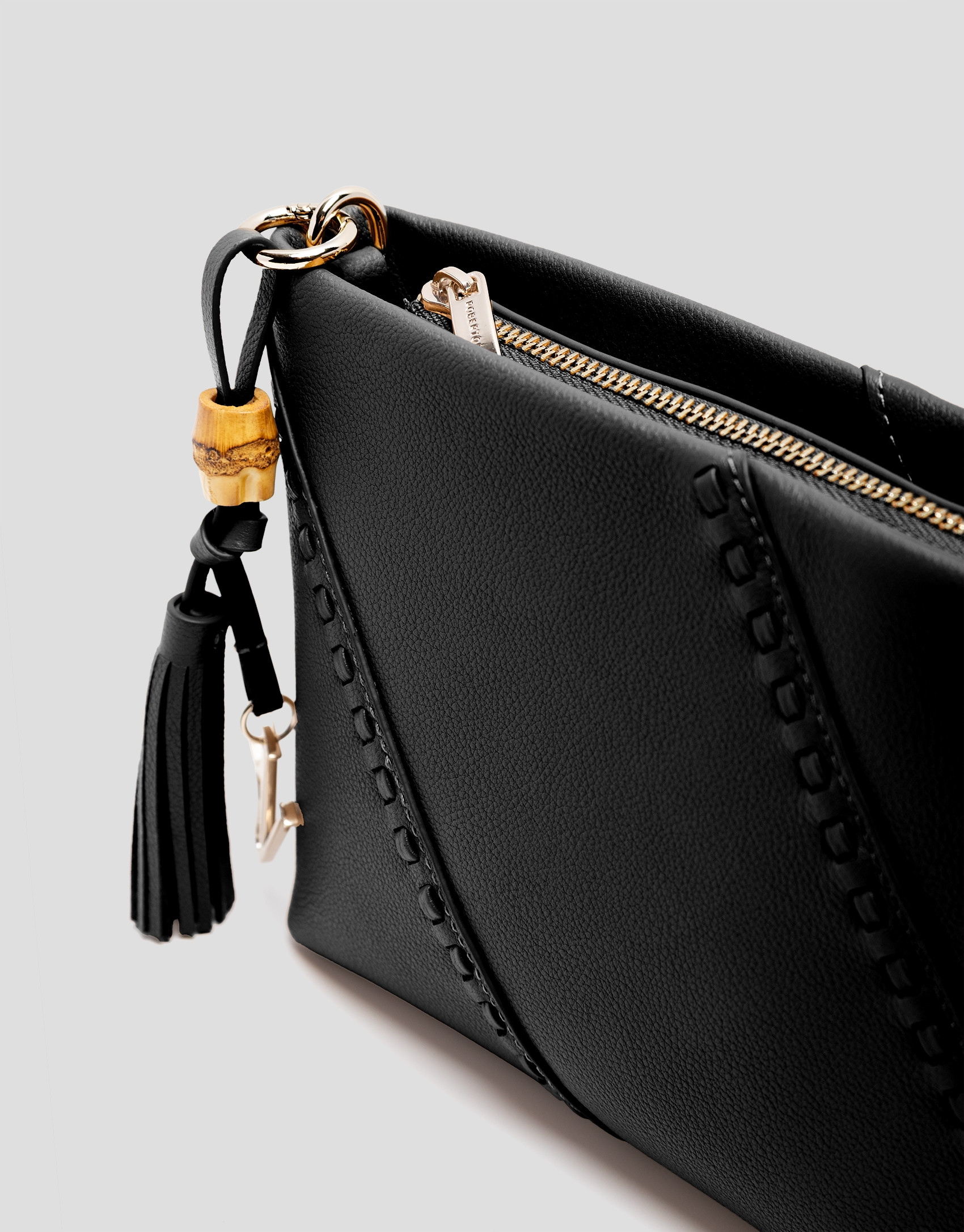 Clara Messenger black leather shoulder bag | Roberto Verino