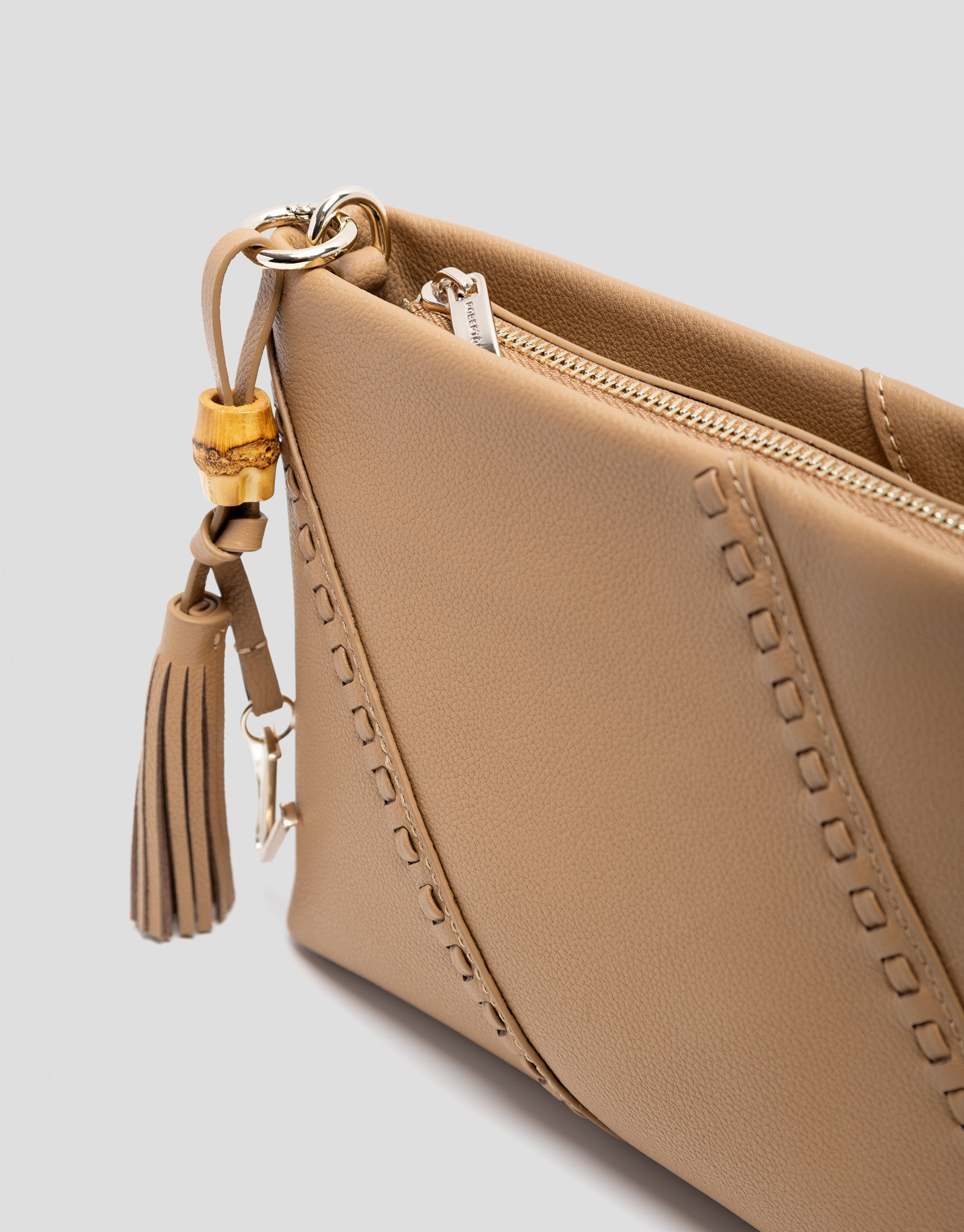 Clara Messenger camel leather shoulder bag | Roberto Verino