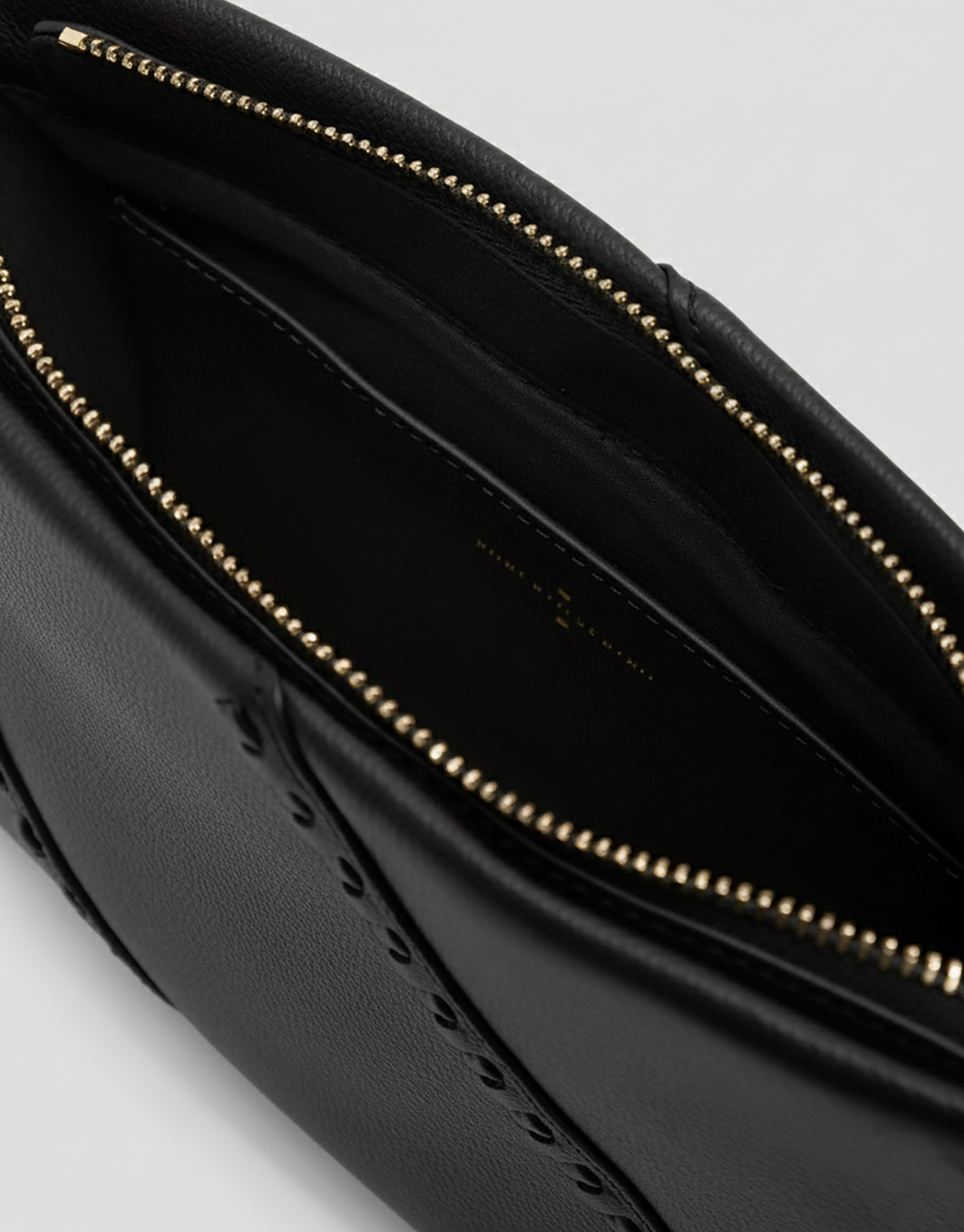 Bolso bandolera Clara Messenger piel negra | Roberto Verino