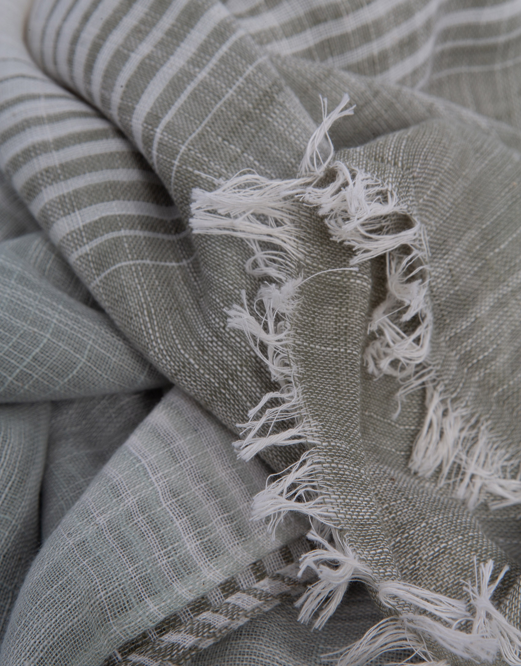 Khaki and ecru striped scarf - Man - SS2026 | Roberto Verino