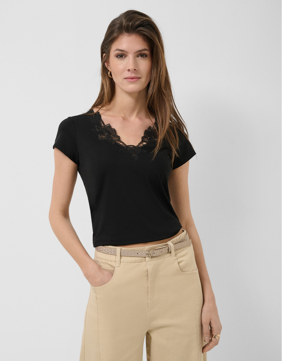 Black short-sleeved T-shirt with embroidered ... | Roberto Verino