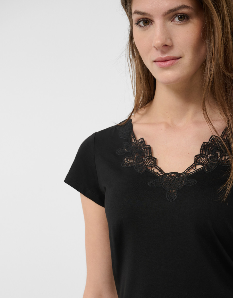 Camiseta manga corta escote bordado negra | Roberto Verino