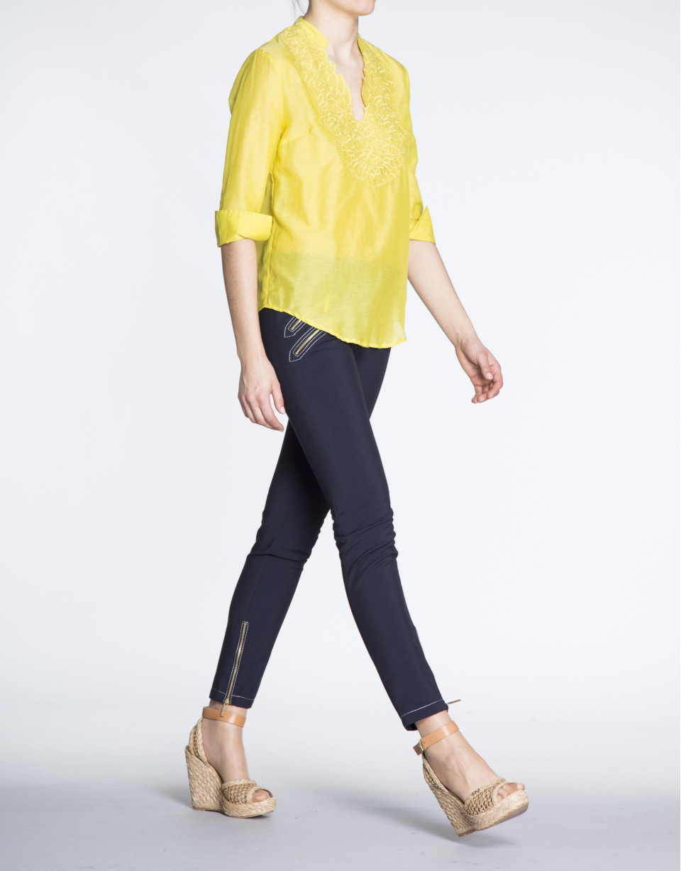 Blusa de seda amarilla con escote bordado a tono.
