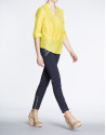Blusa de seda amarilla con escote bordado a tono.