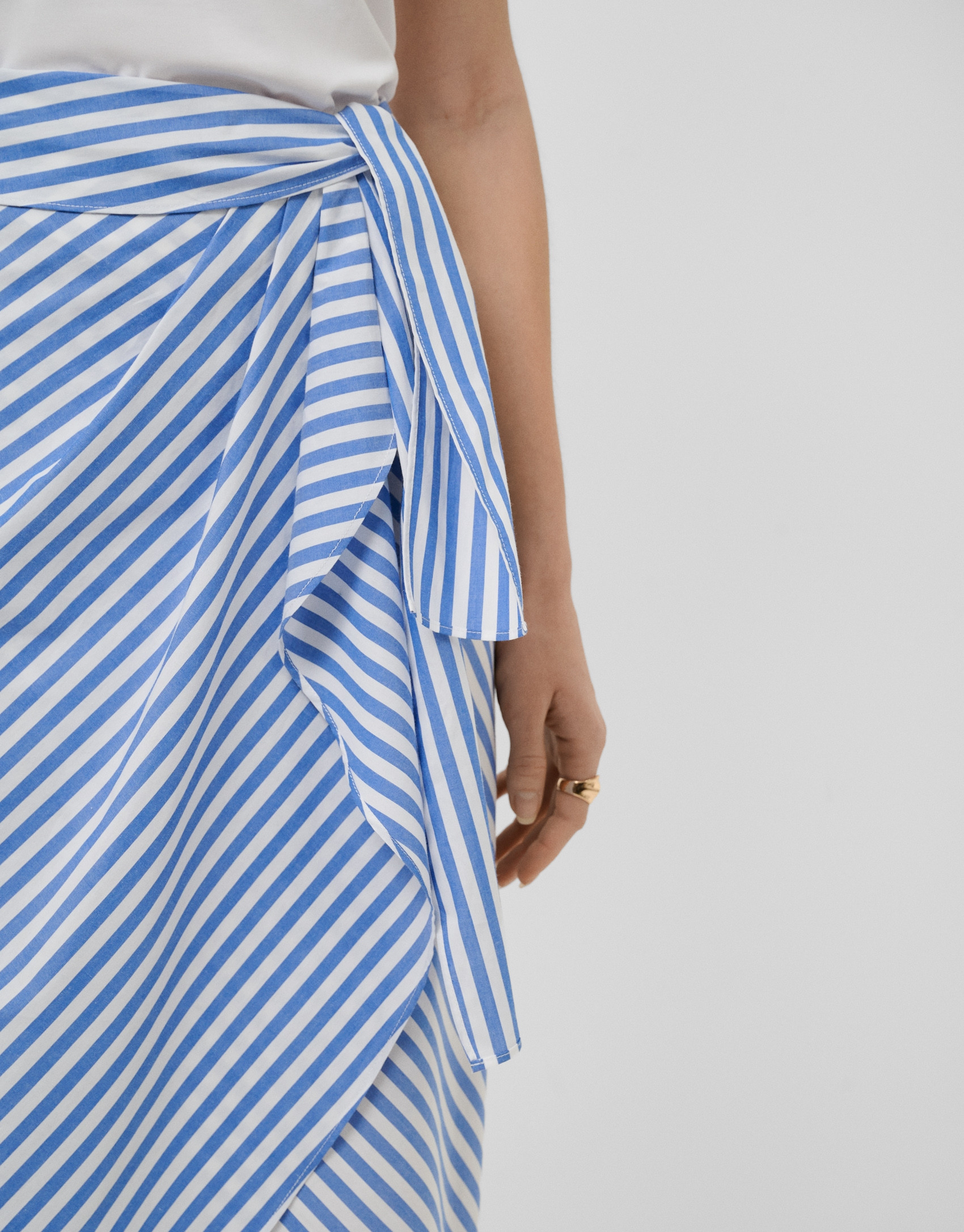 White cotton knotted midi skirt with blue ... | Roberto Verino