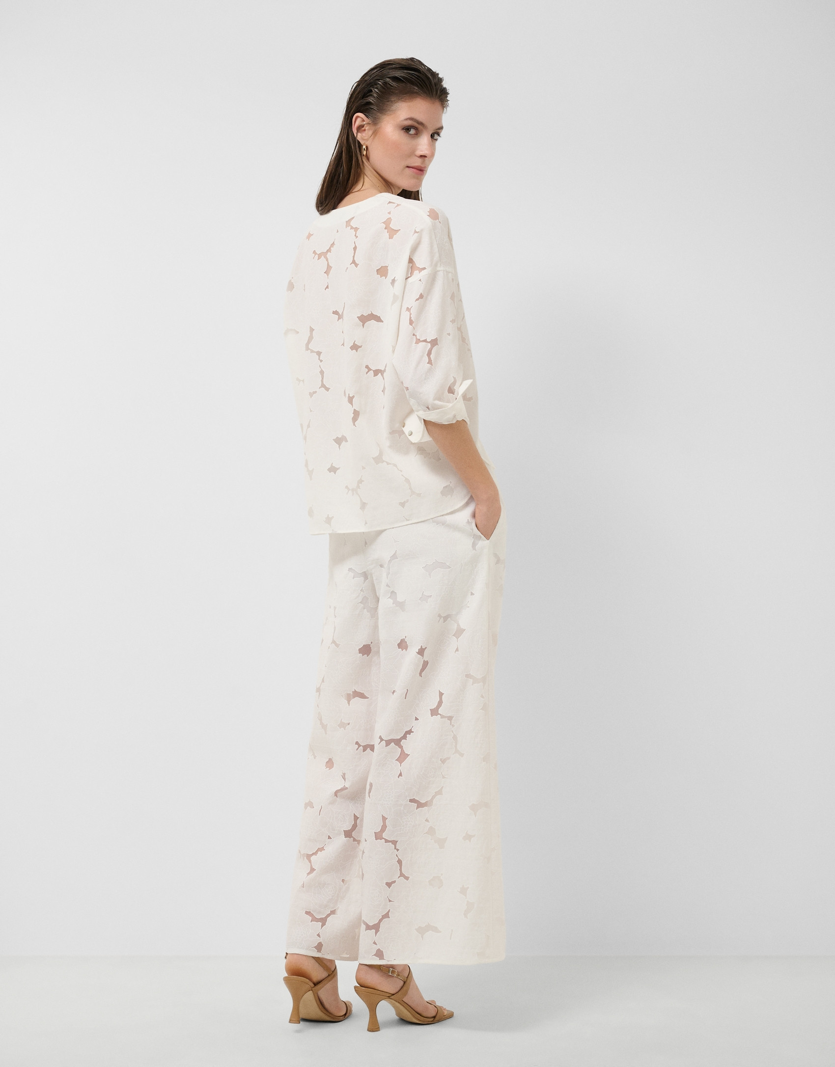 White devoré palazzo trousers with floral print | Roberto Verino