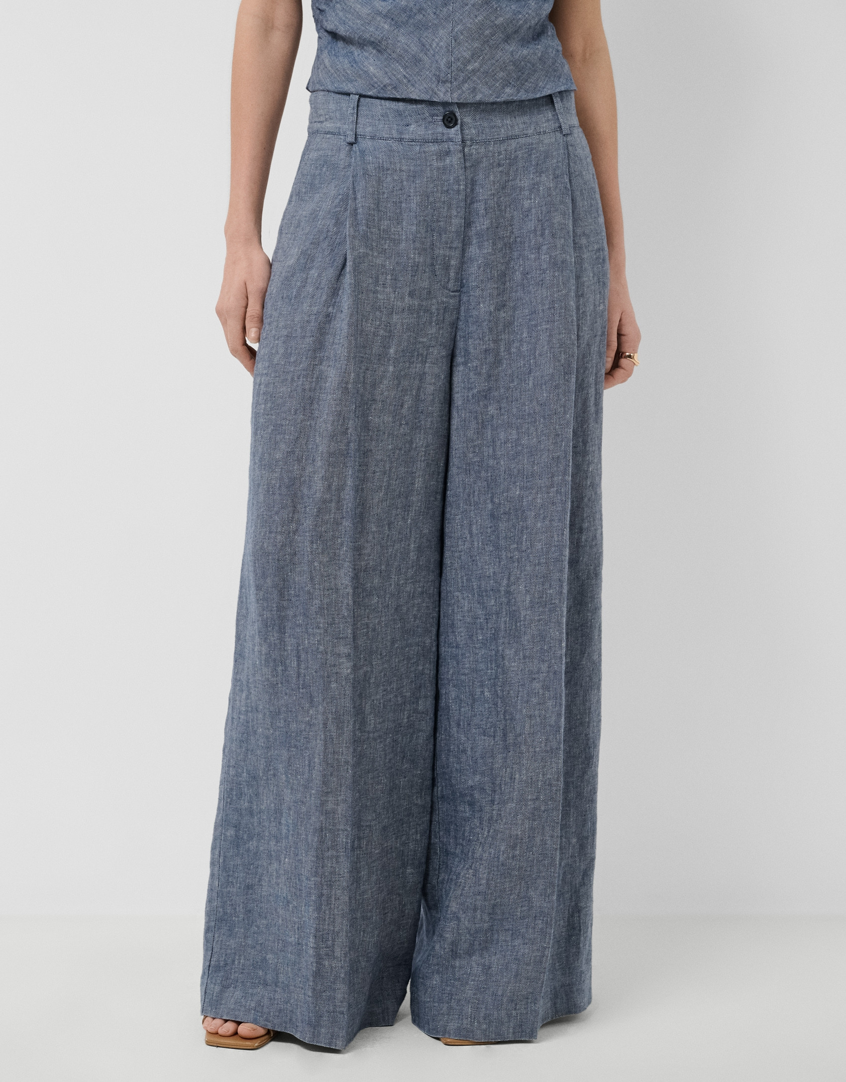 Wide-leg trousers with pleats in blue linen | Roberto Verino