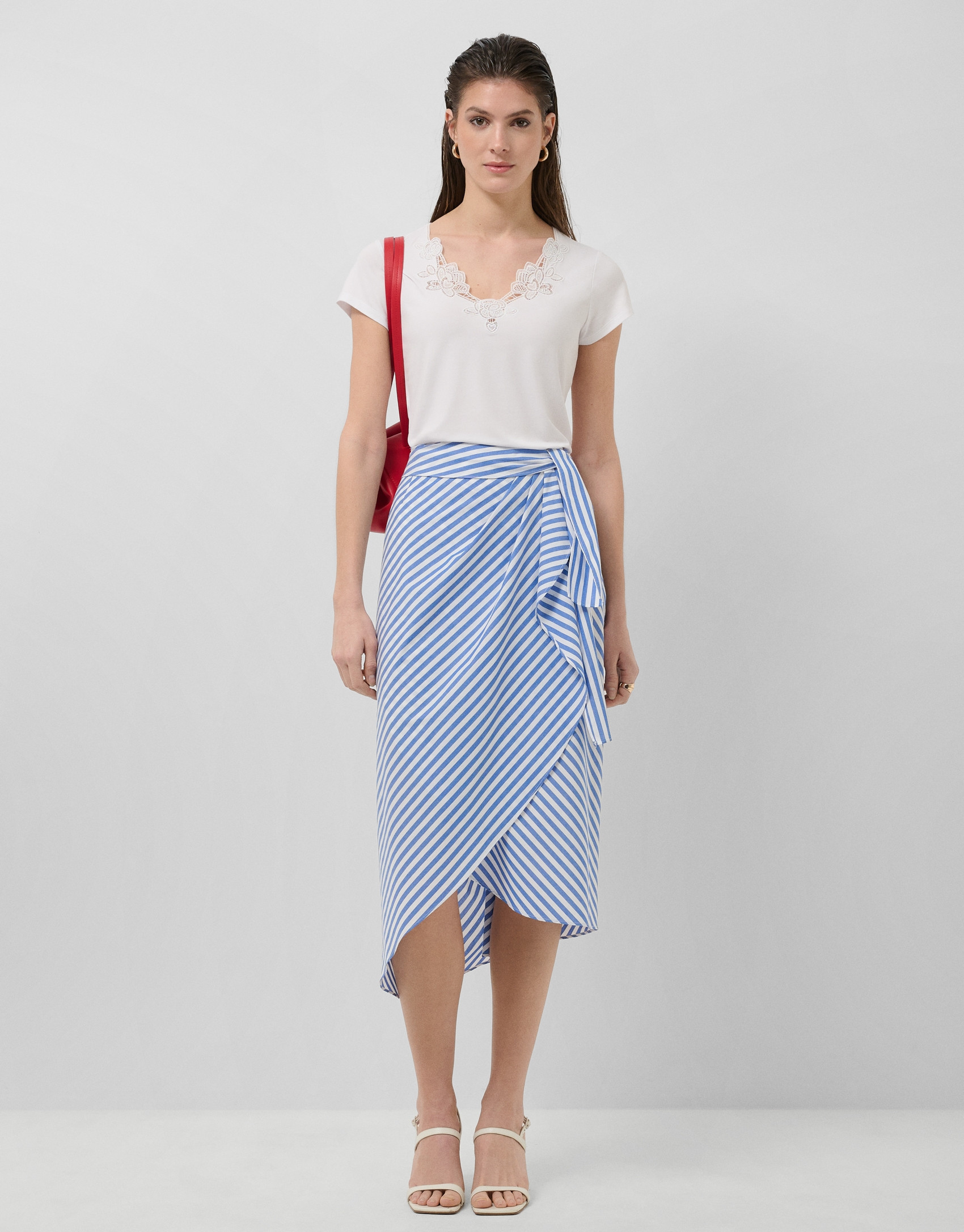 White short-sleeved T-shirt with embroidered ... | Roberto Verino