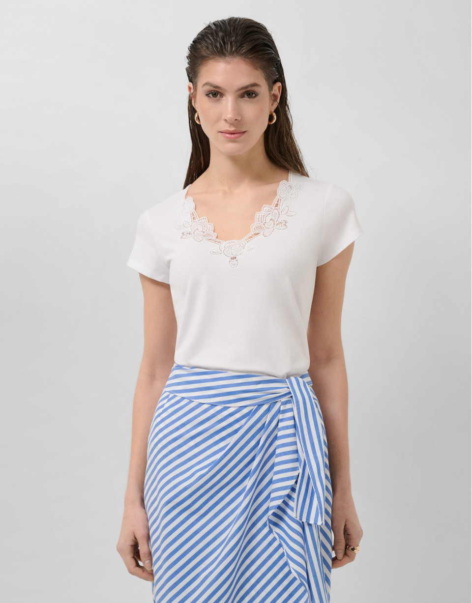 White short-sleeved T-shirt with embroidered ... | Roberto Verino