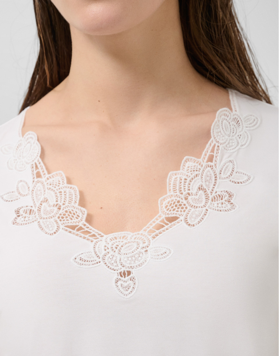 White short-sleeved T-shirt with embroidered ... | Roberto Verino