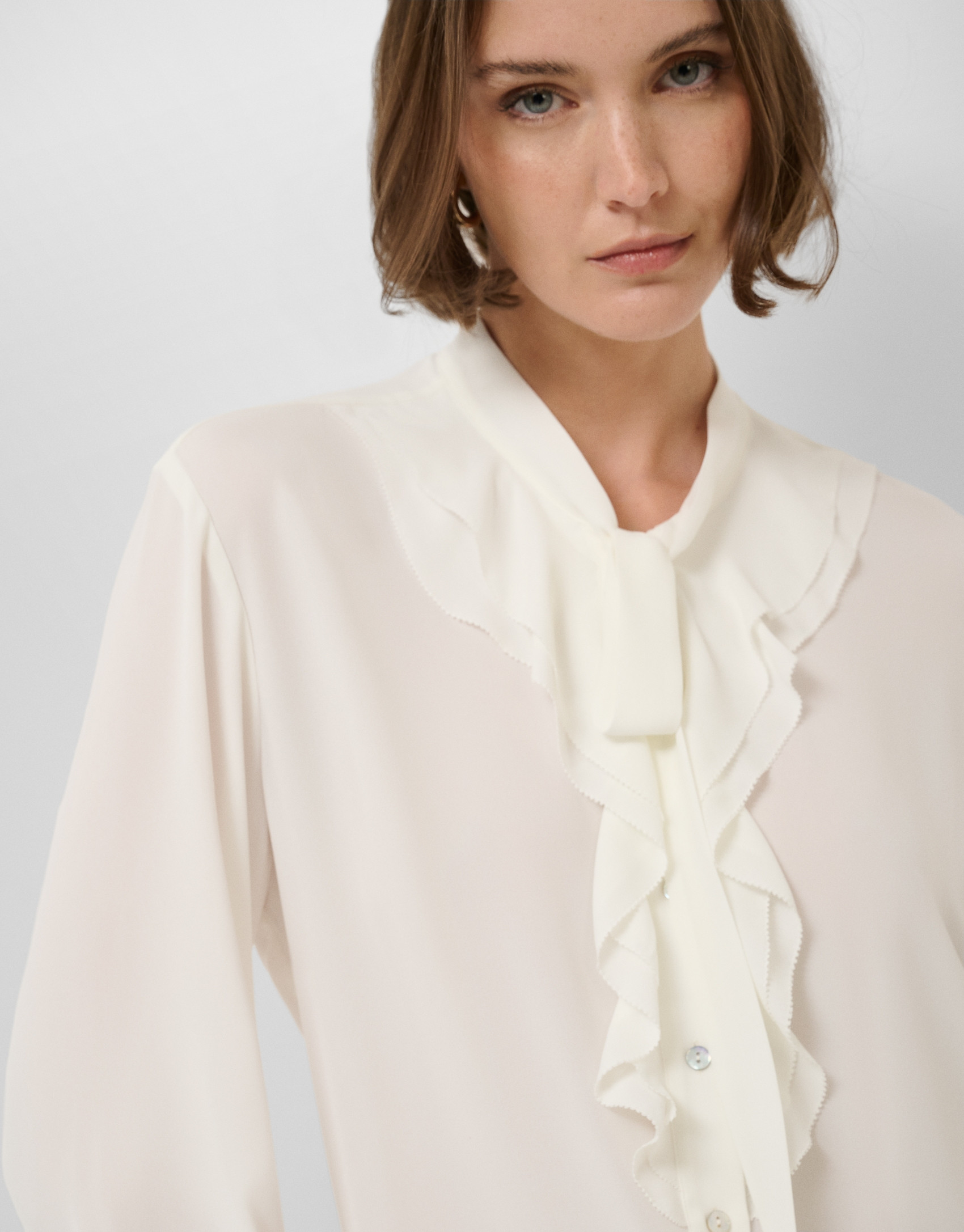 Ecru chiffon blouse with ruffles on the front | Roberto Verino