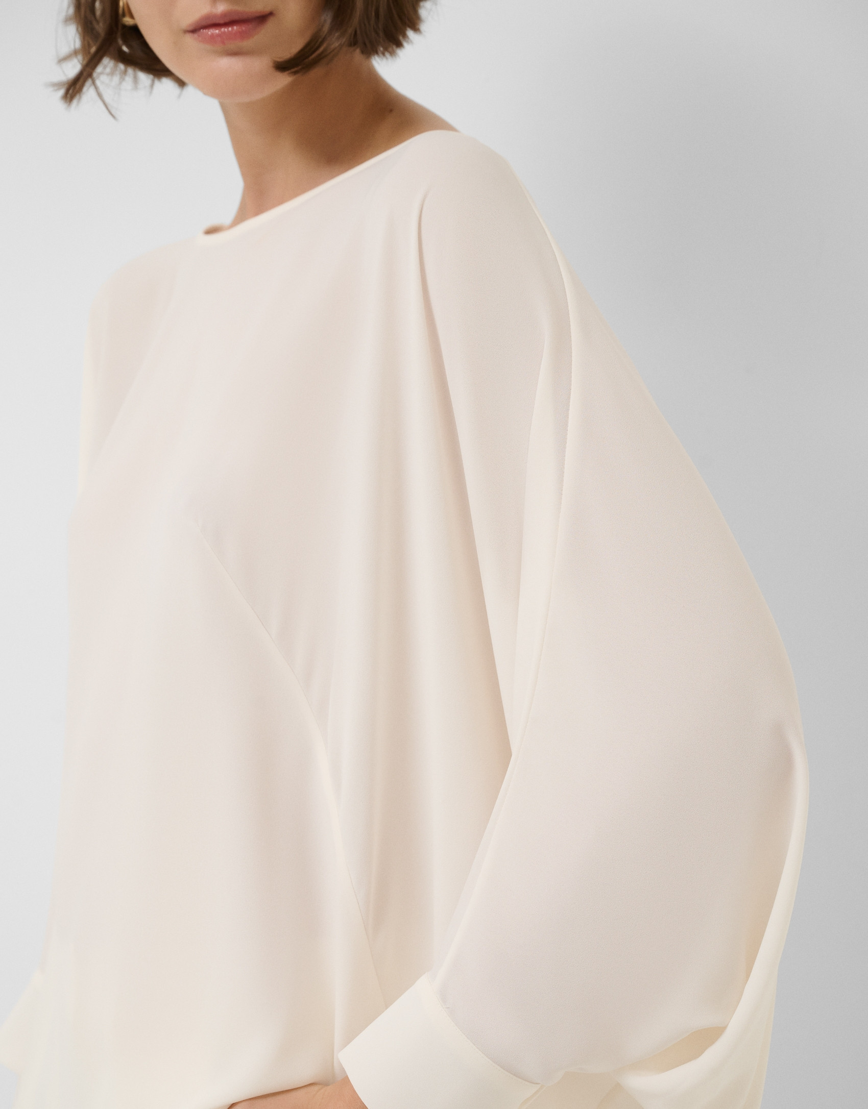 Long, flowing ecru blouse - Woman - SS2026 | Roberto Verino