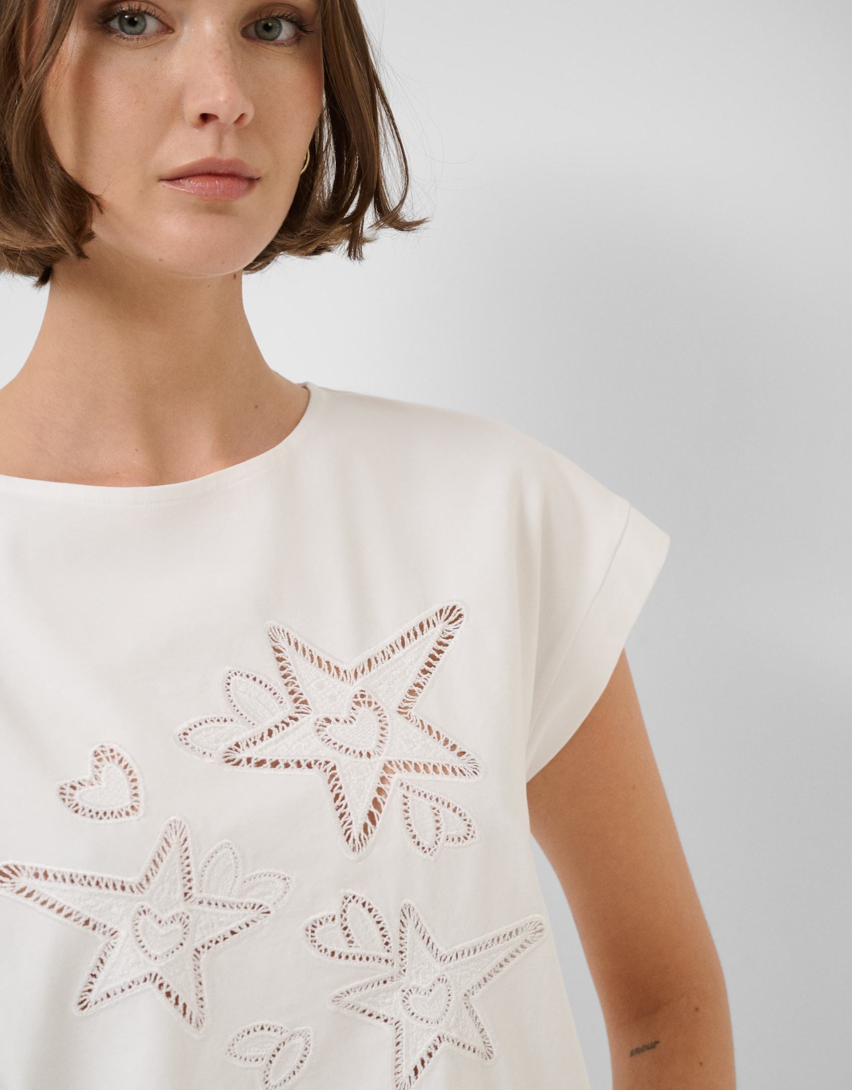 Oversized white sleeveless T-shirt with stars... | Roberto Verino