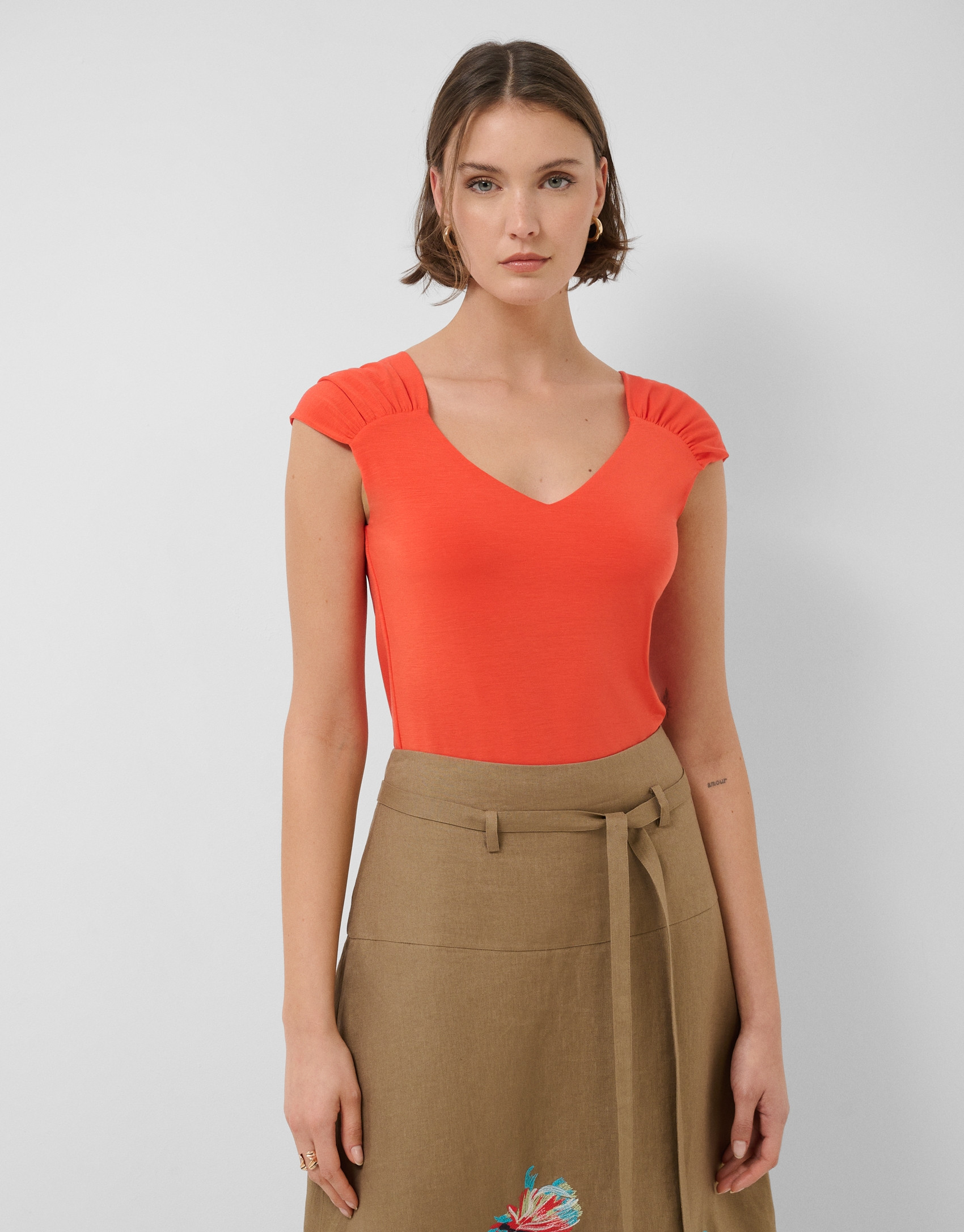 Coral red t-shirt with gathered shoulder | Roberto Verino