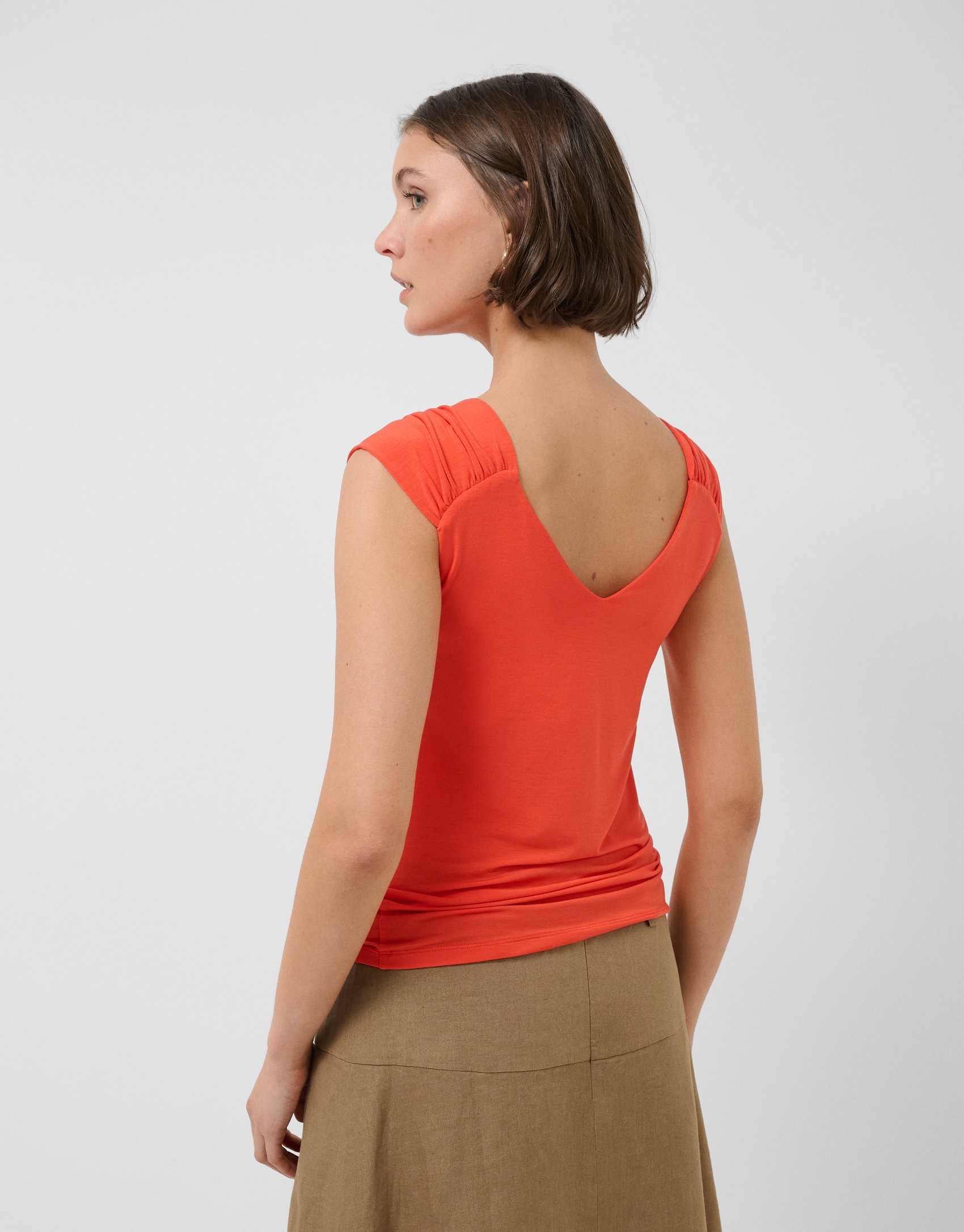 Coral red t-shirt with gathered shoulder | Roberto Verino