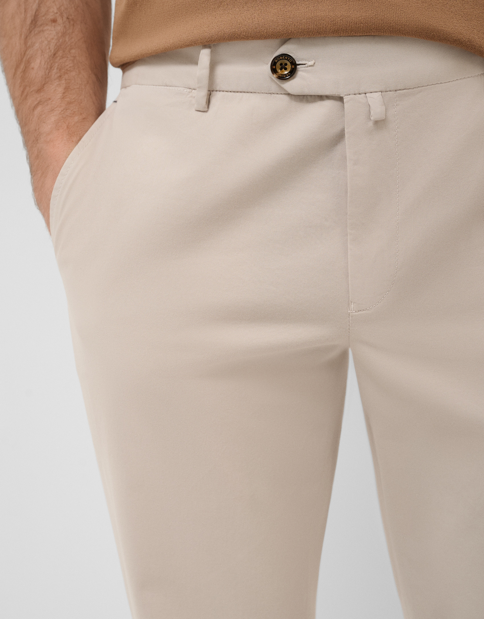 Pantalón chino tintado beige - Hombre - PV2026 | Roberto Verino