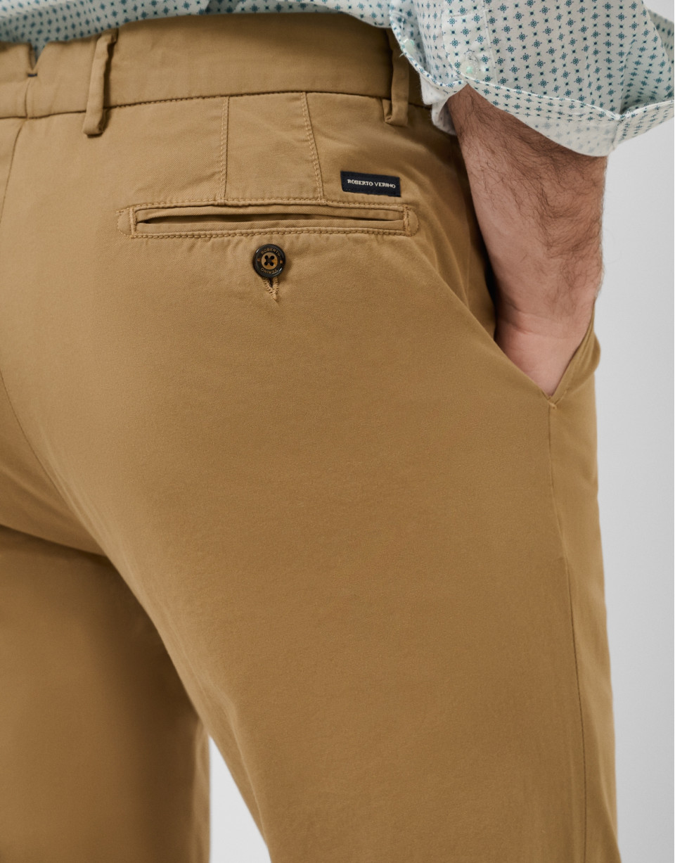 Pantalón chino tintado camel - Hombre - PV2026 | Roberto Verino