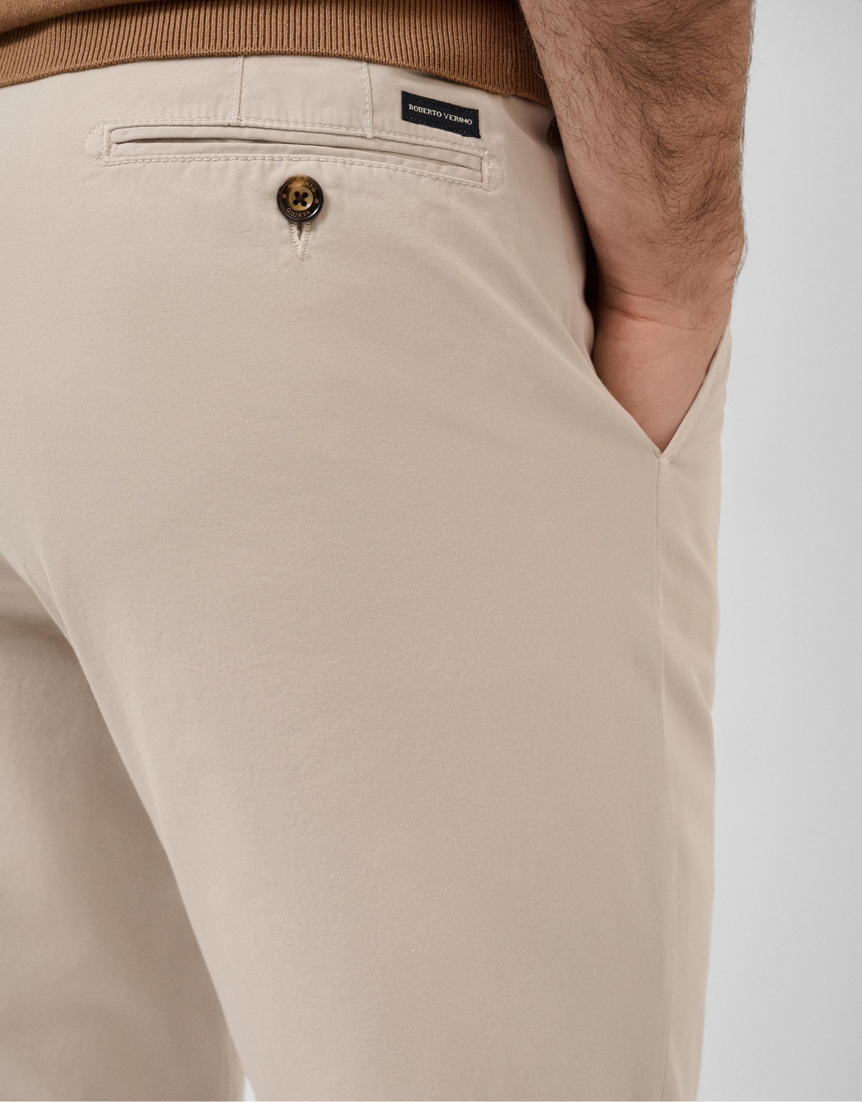 Pantalón chino tintado beige - Hombre - PV2026 | Roberto Verino