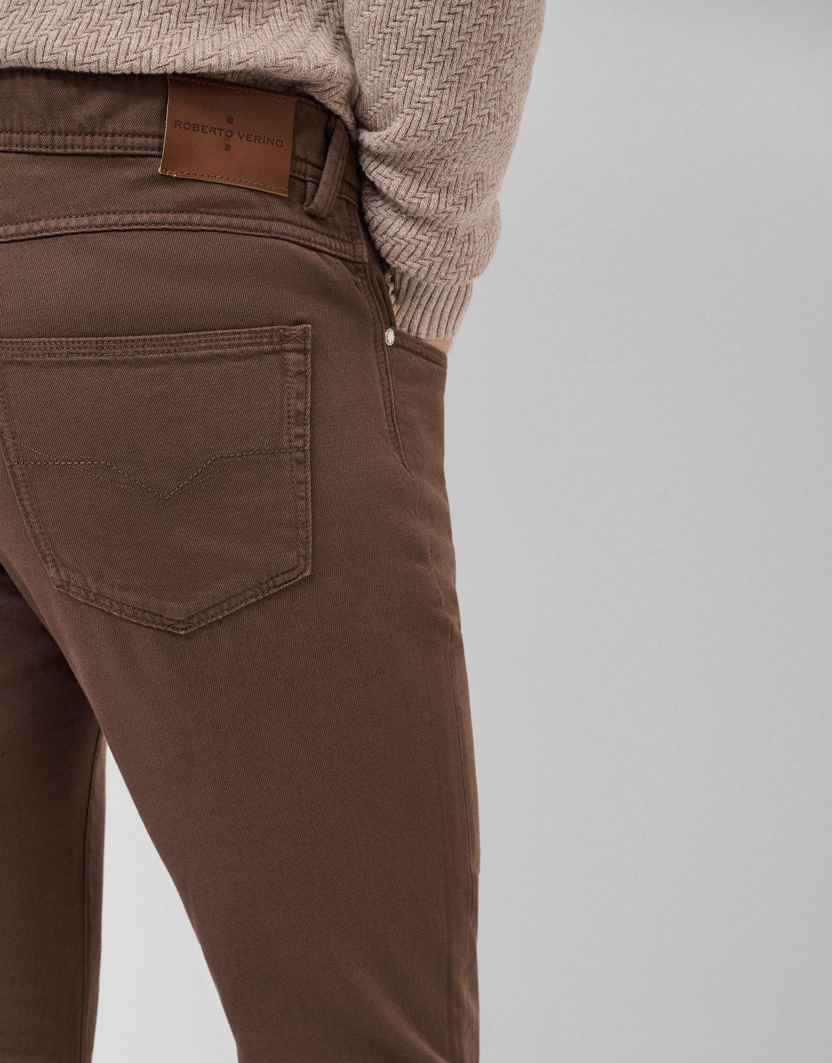 Pantalón cinco bolsillos sarga tintada marrón | Roberto Verino
