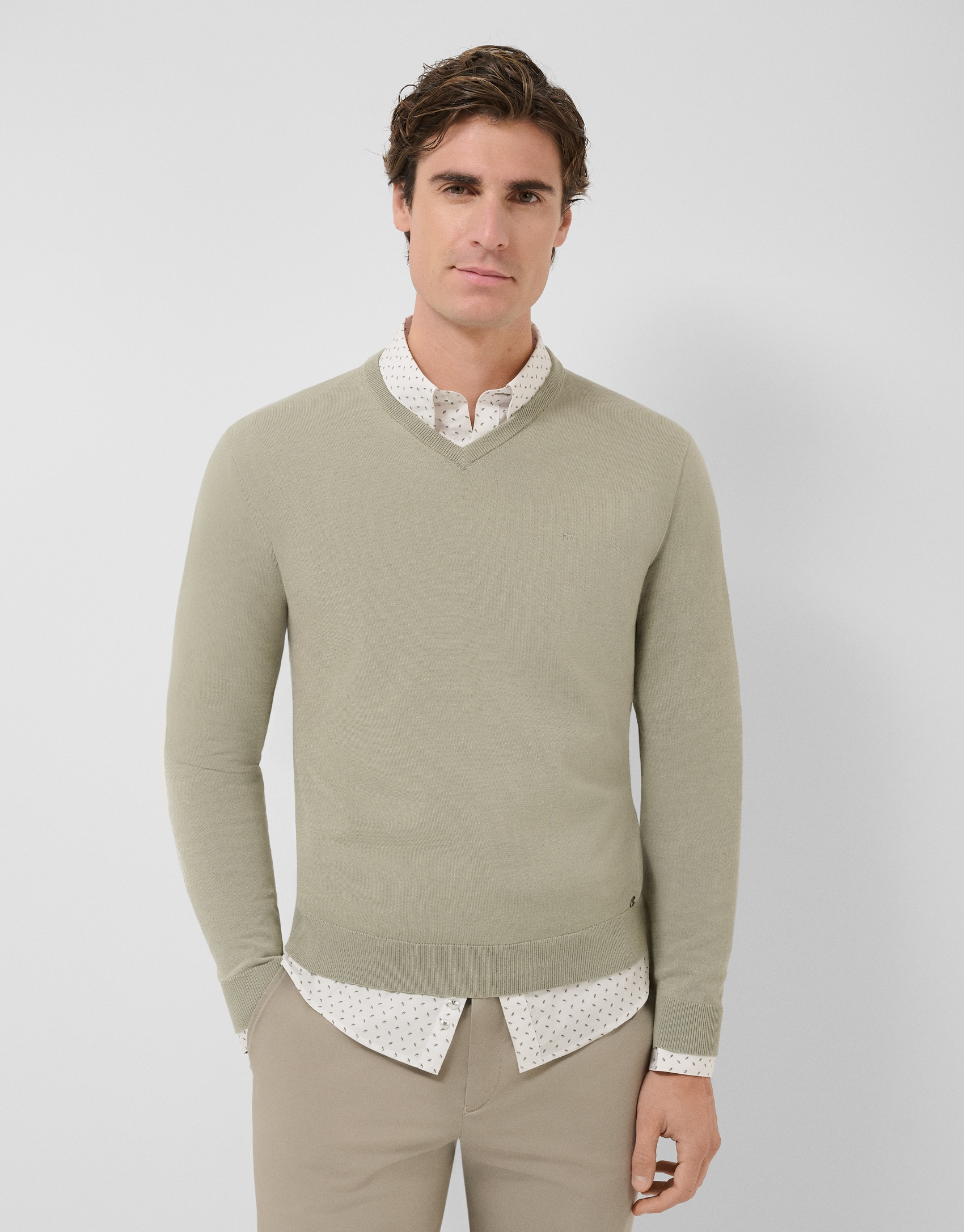 Light khaki high twist V-neck jumper - Man | Roberto Verino