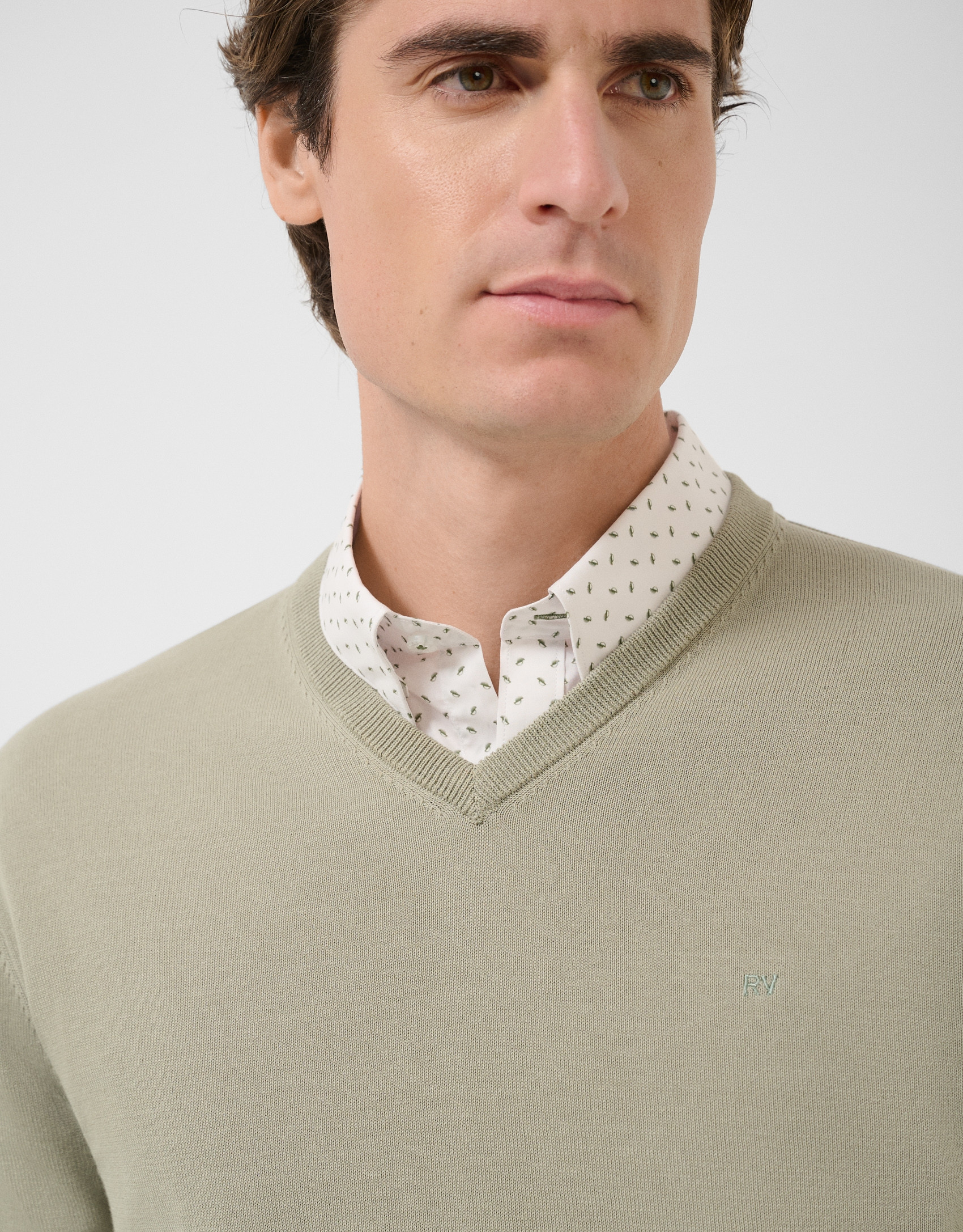 Light khaki high twist V-neck jumper - Man | Roberto Verino