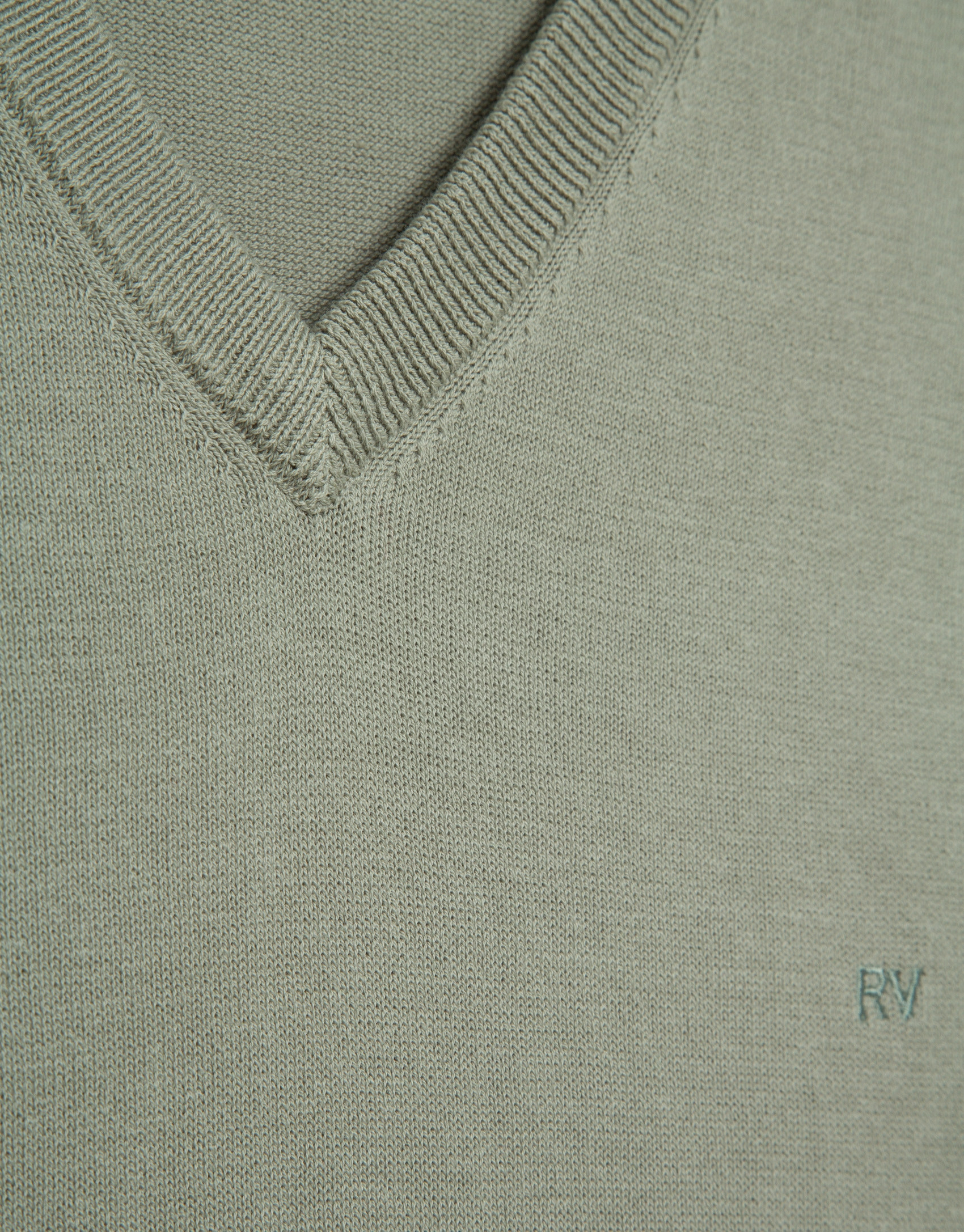 Light khaki high twist V-neck jumper - Man | Roberto Verino