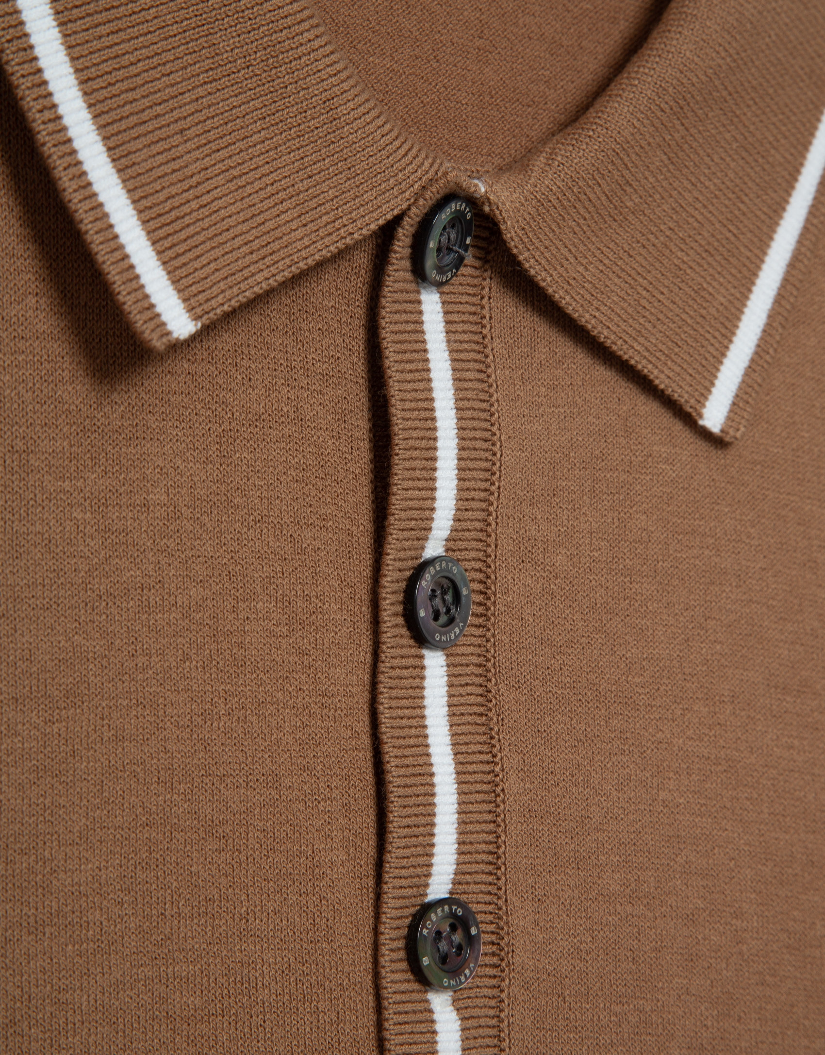 Polo tricotado camel - Hombre - PV2026 | Roberto Verino
