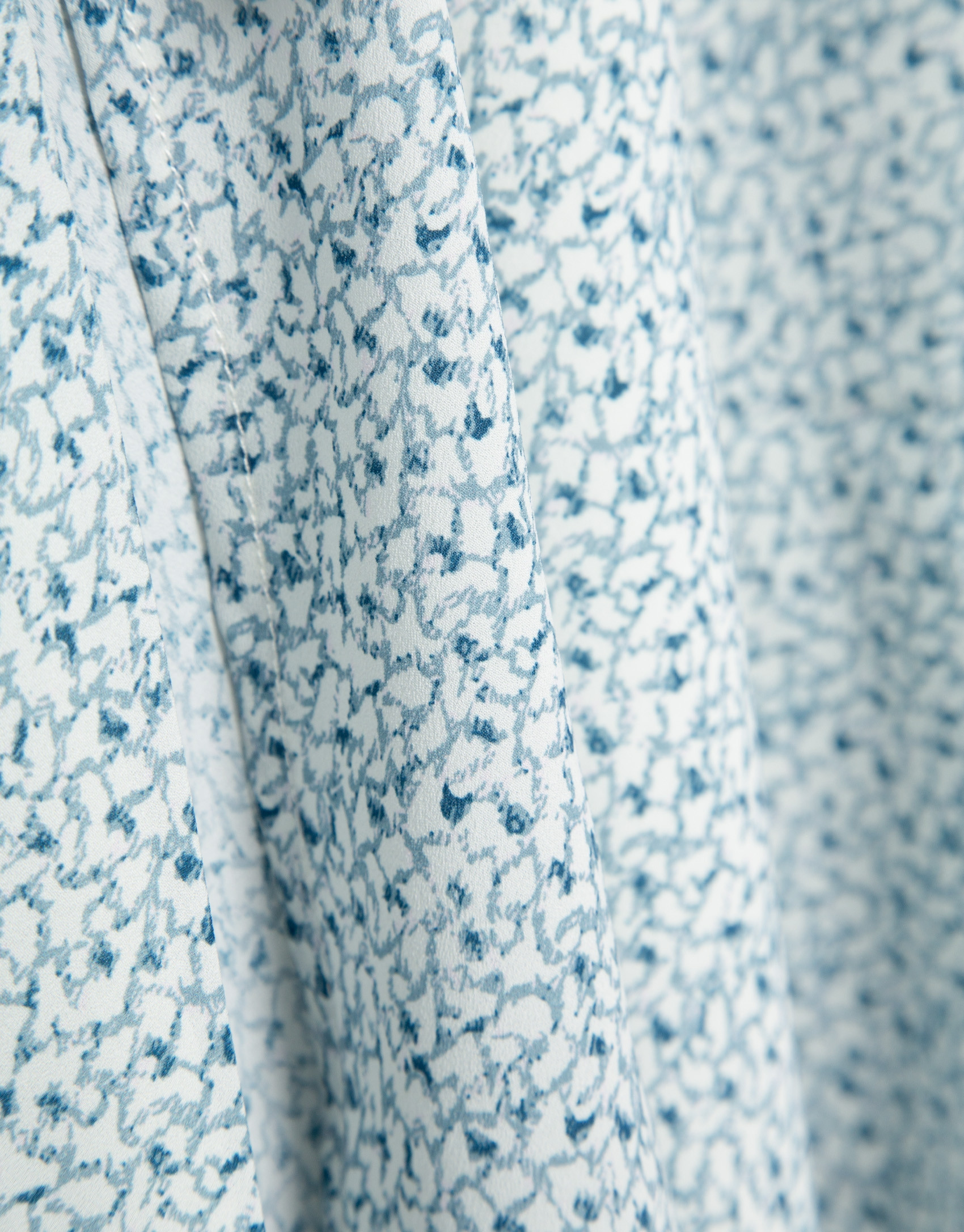Midi skirt with slits in blue-toned printed ... | Roberto Verino