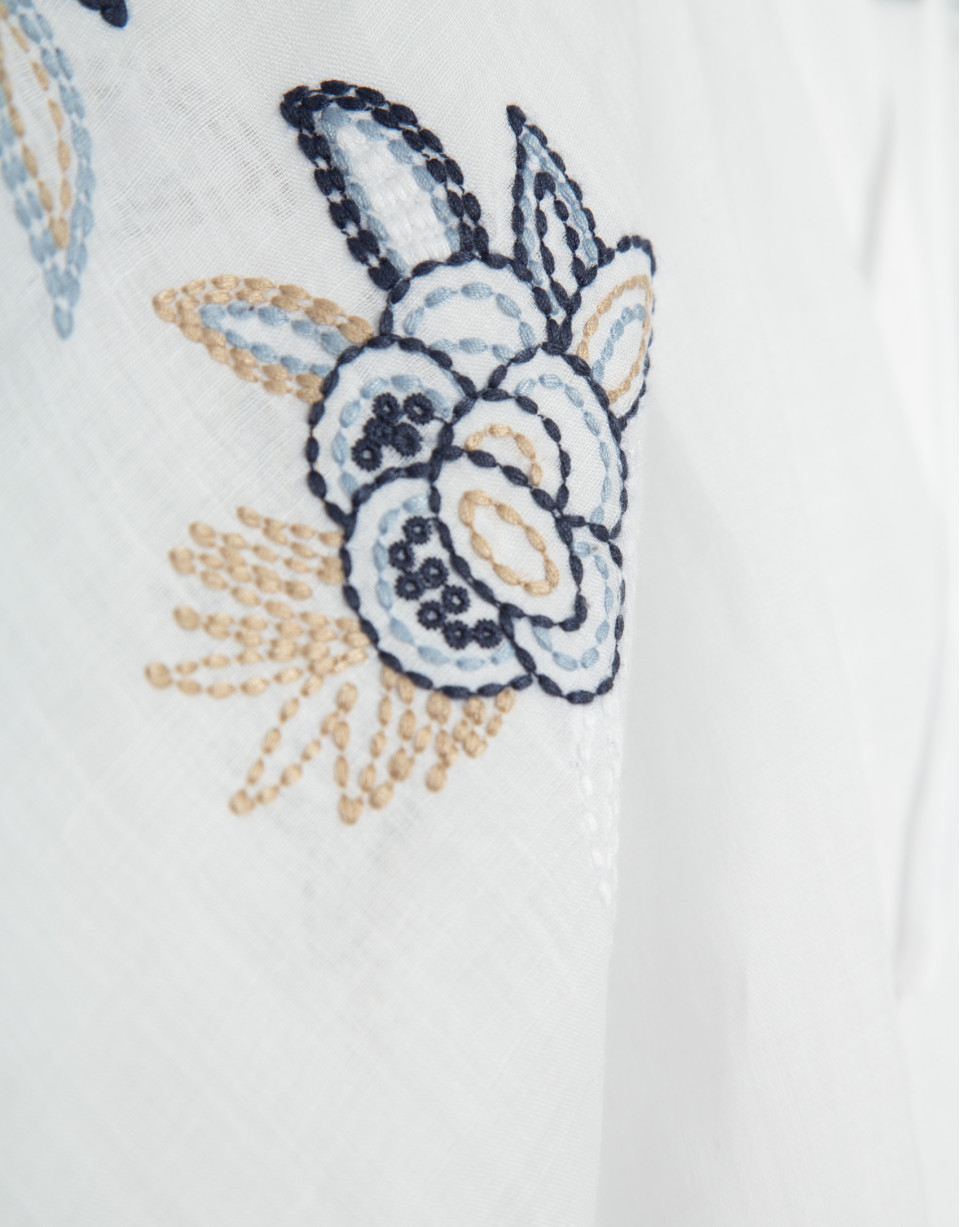 White blouse with blue floral embroidery | Roberto Verino