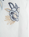 Blusa blanca con bordado floral azul - Mujer | Roberto Verino