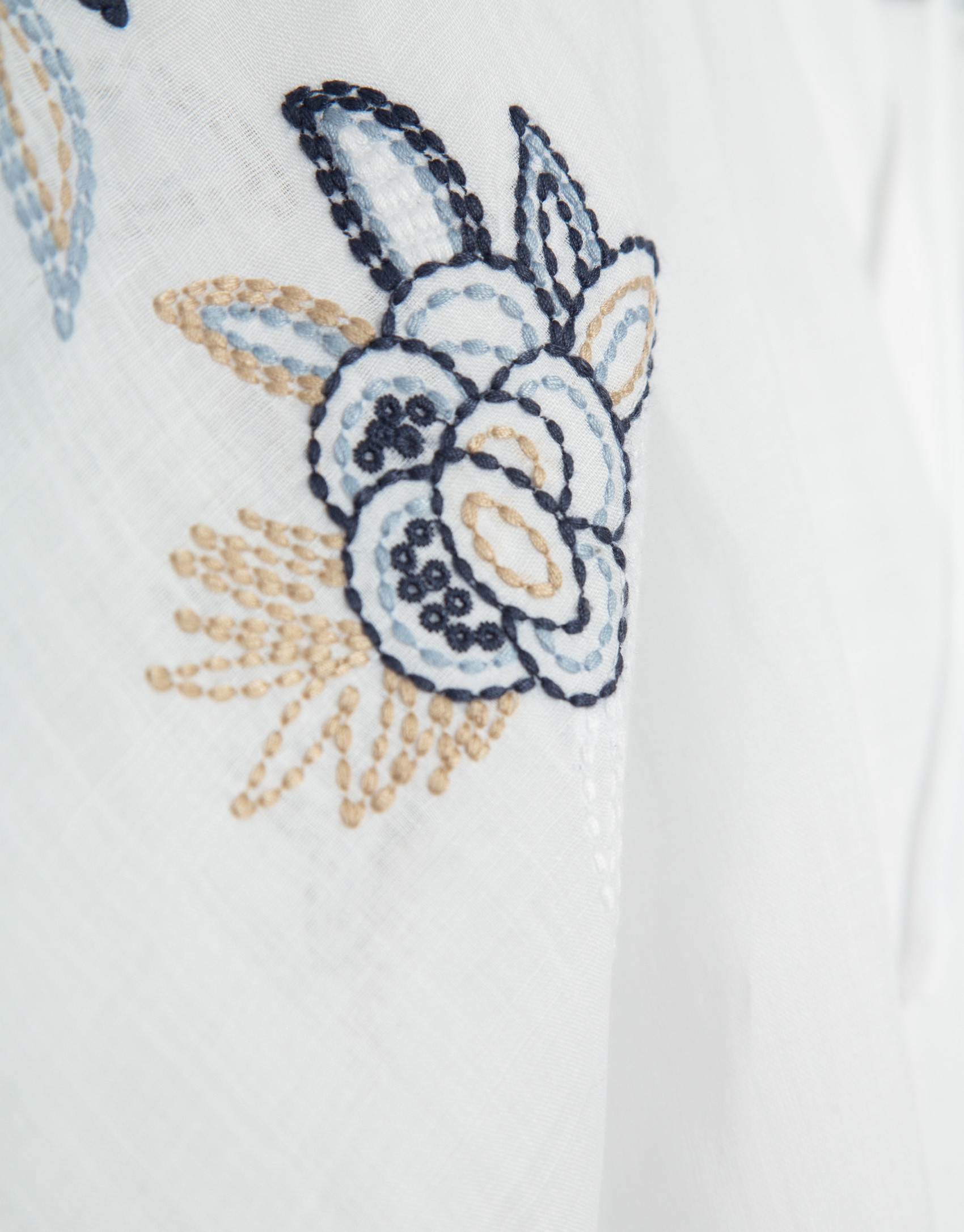 White blouse with blue floral embroidery | Roberto Verino