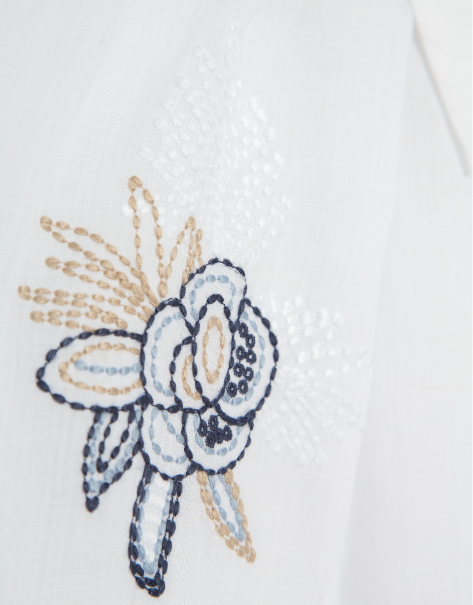 Camisa blanca con bordados azules en hombros | Roberto Verino