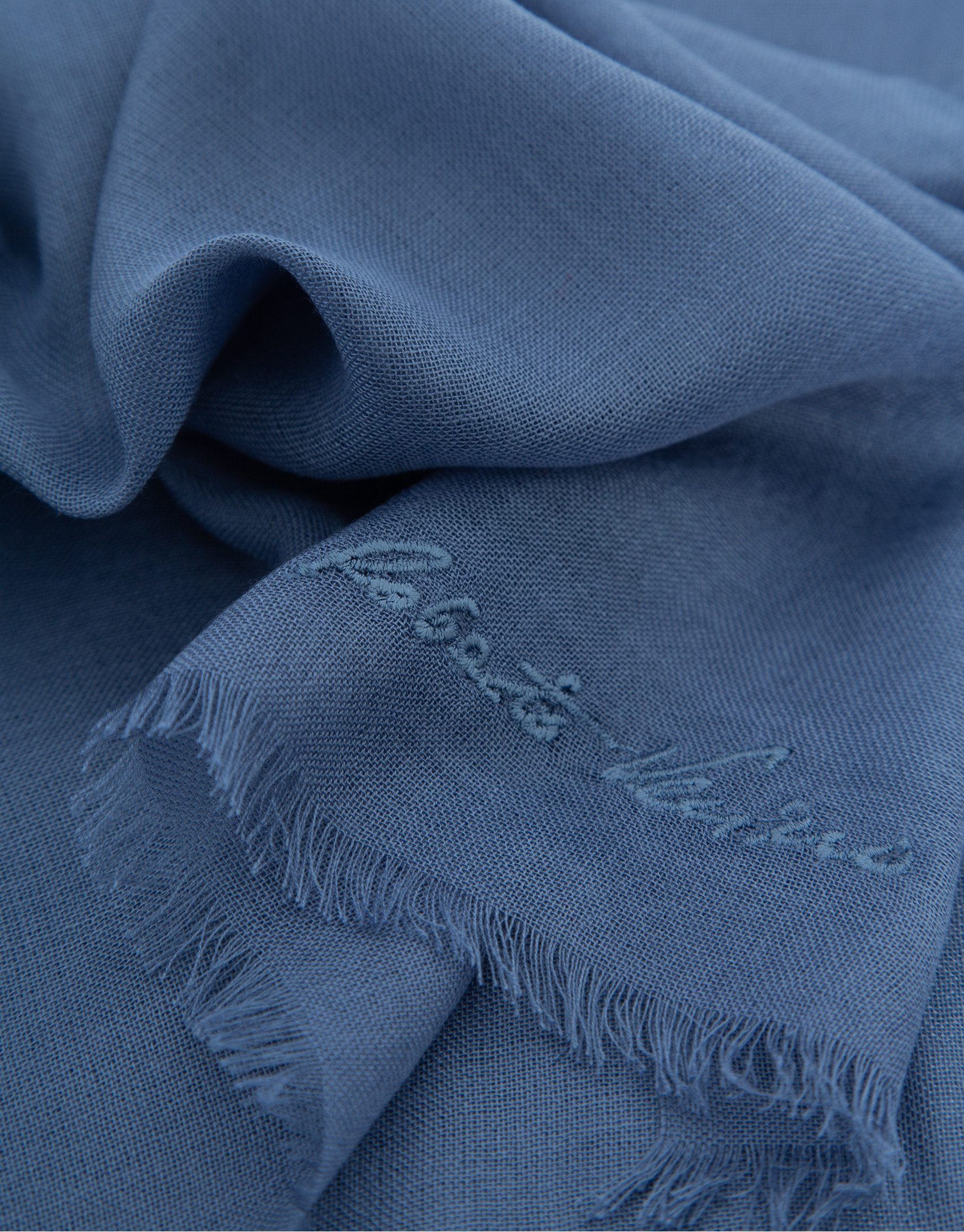 Blue modal scarf with embroidered signature | Roberto Verino