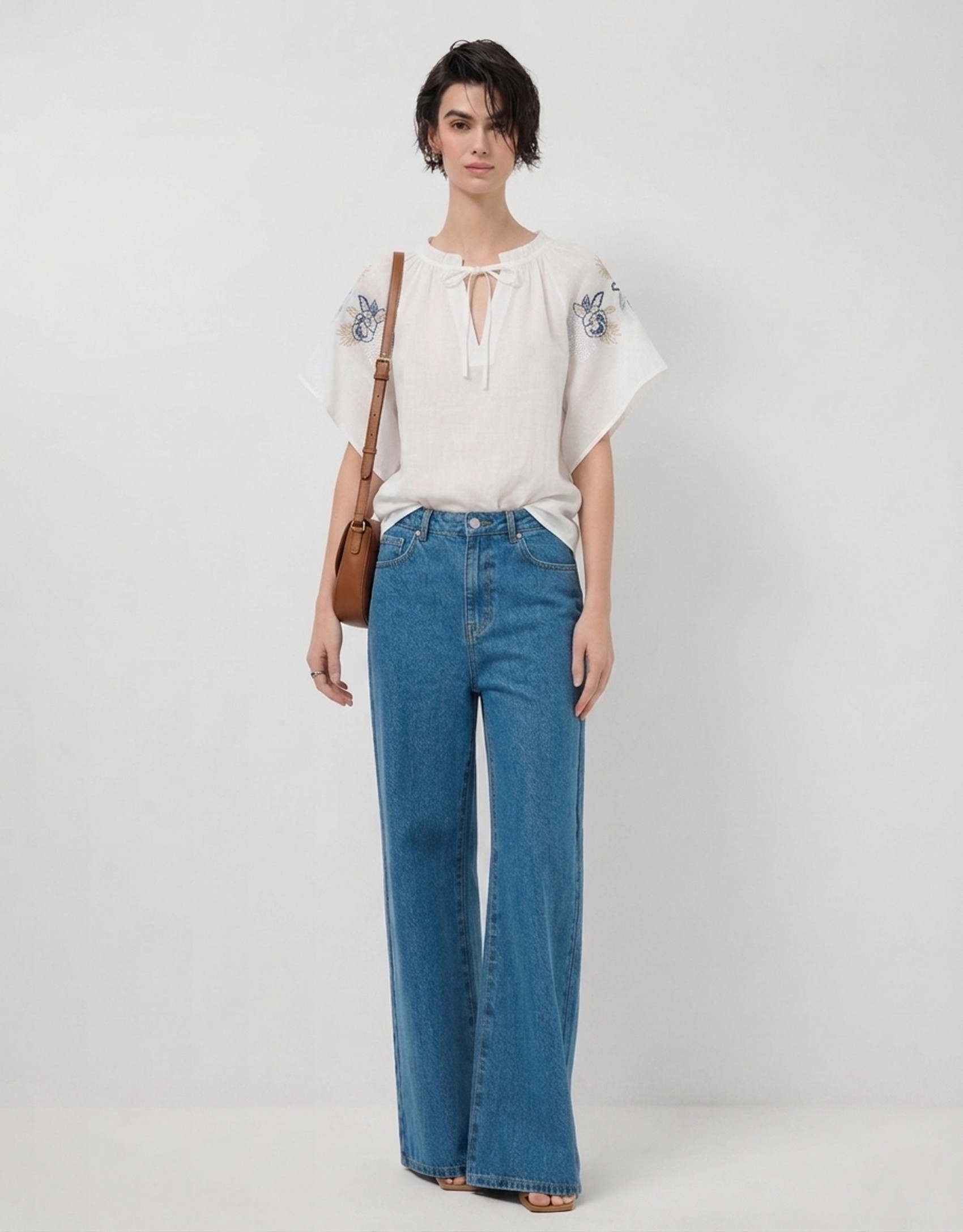 Blusa blanca con bordado floral azul - Mujer | Roberto Verino