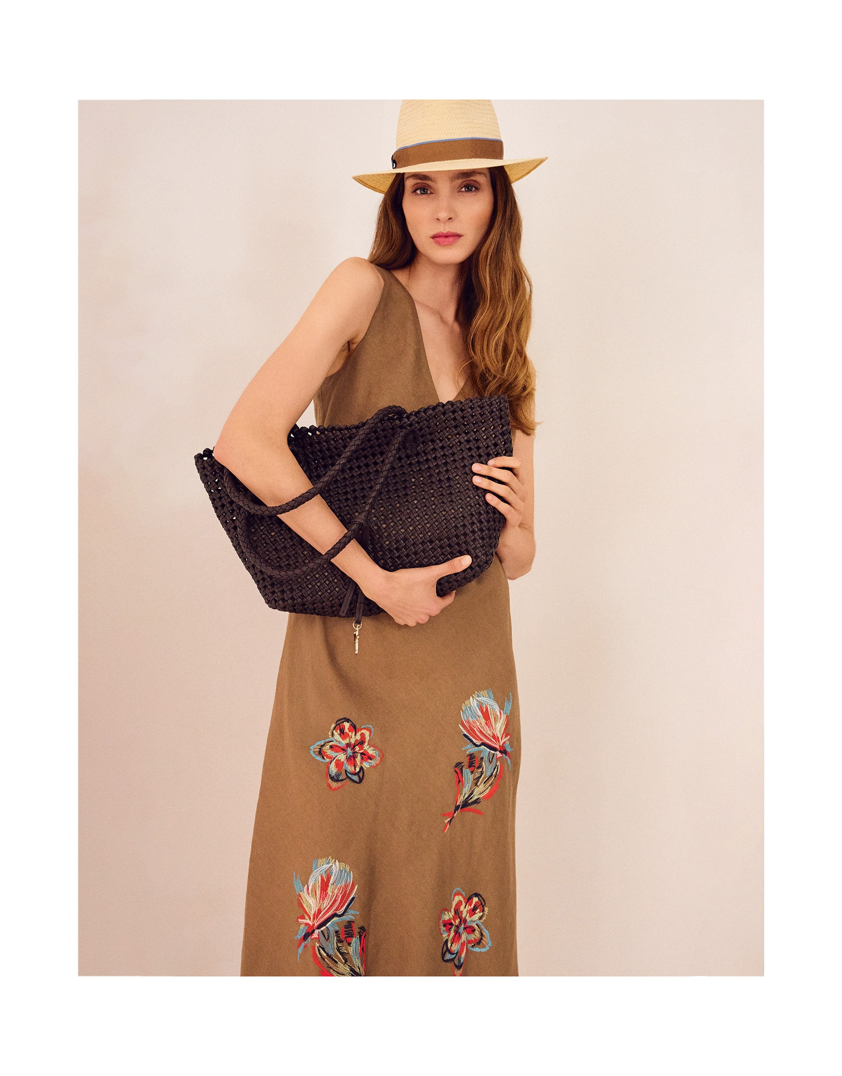Vestido sin mangas lino cámel con bordado floral | Roberto Verino