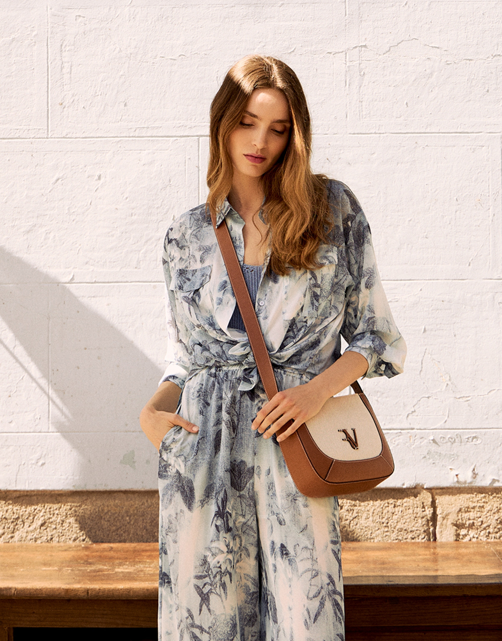 Bolso bandolera Iera Crossbag lona y piel cámel | Roberto Verino