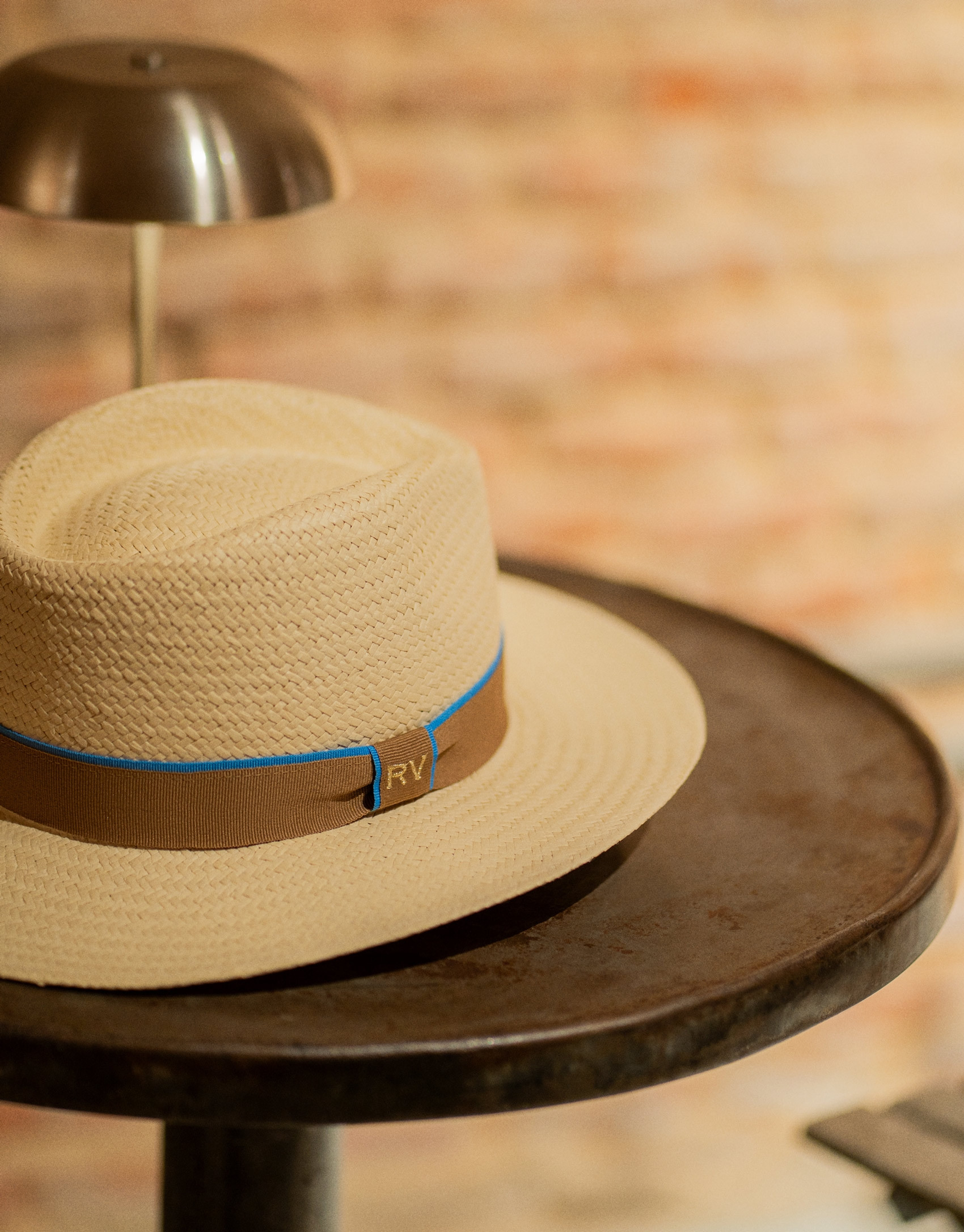 Ecru plant fibre hat with camel ribbon - Woman | Roberto Verino