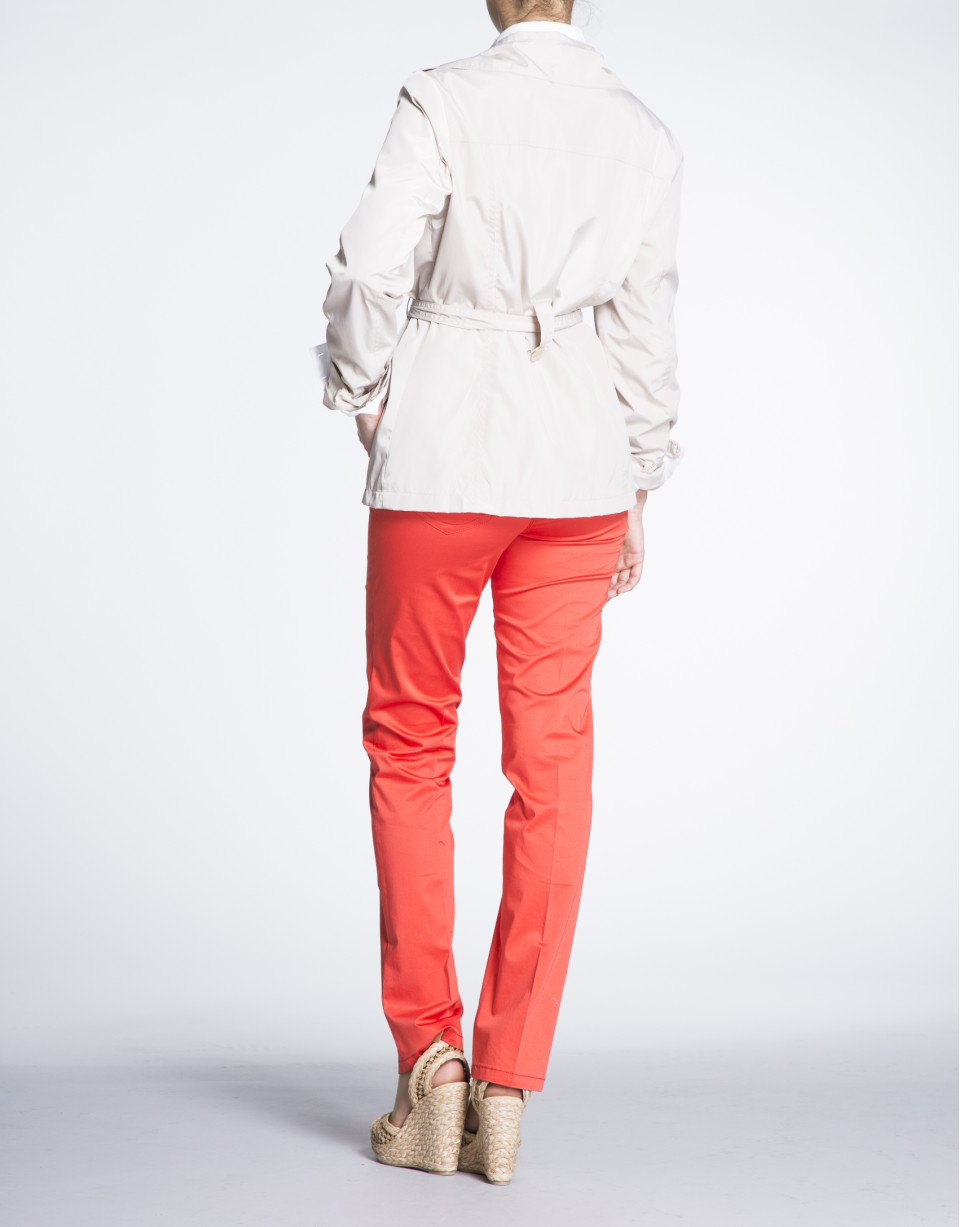 Gabardina beige doble botonadura. 